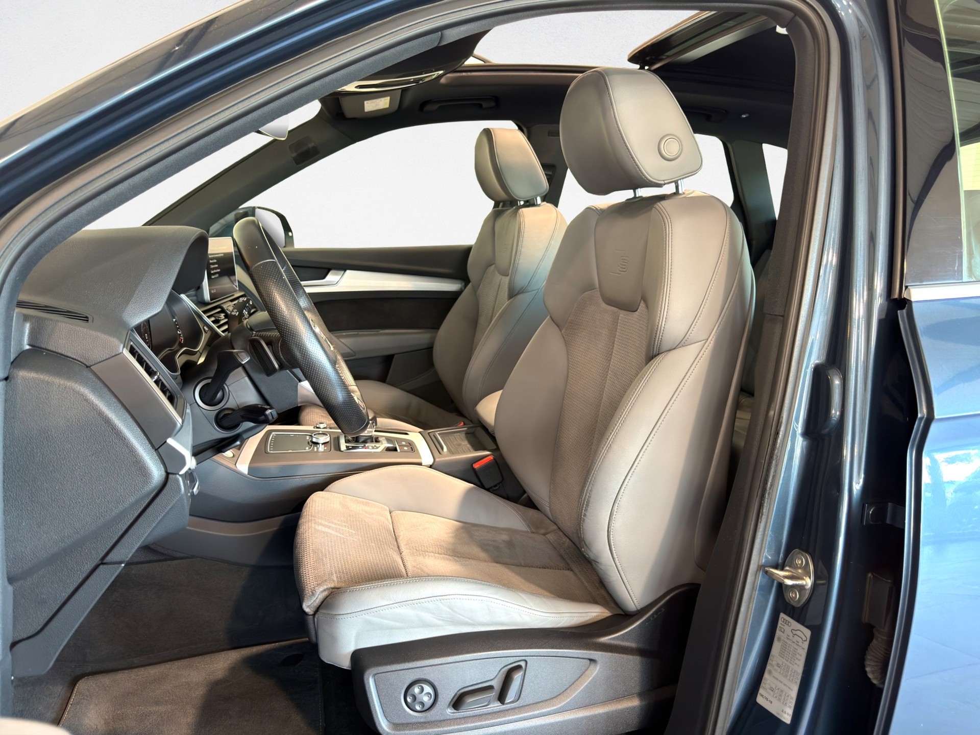 AUDI Q5 2.0 TDI Sline quattro S-tronic-image-6