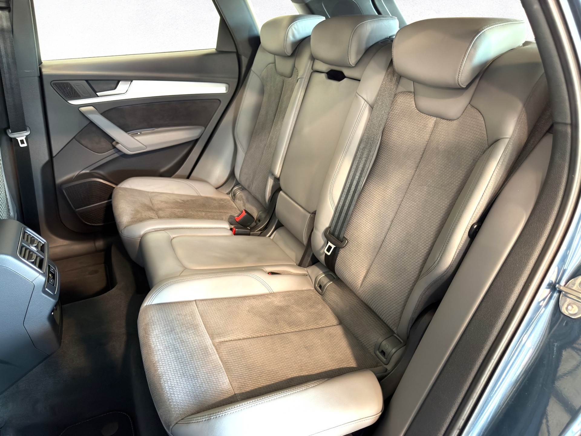 AUDI Q5 2.0 TDI Sline quattro S-tronic-image-9