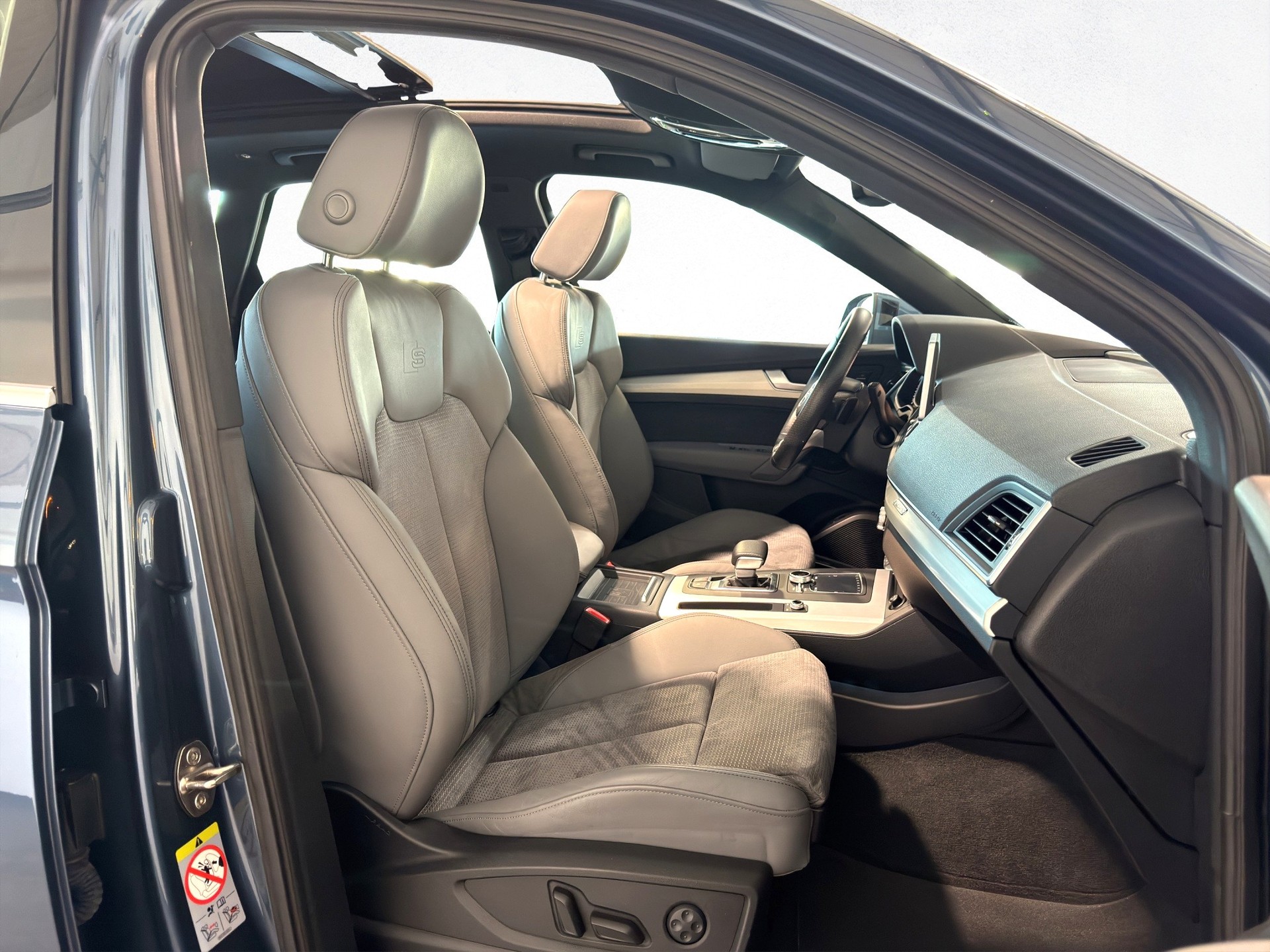 AUDI Q5 2.0 TDI Sline quattro S-tronic-image-12