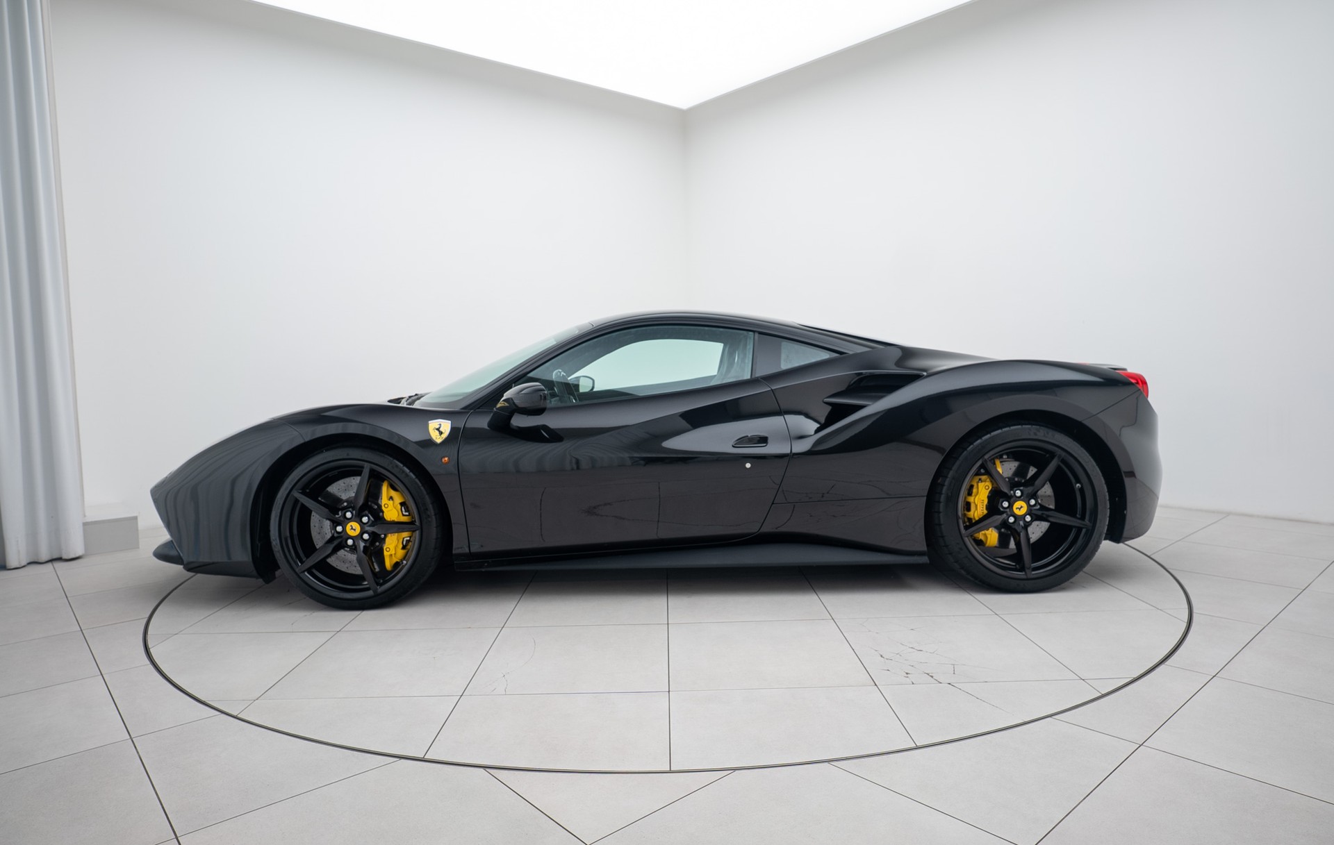 FERRARI 488 GTB 3.9 V8-image-1