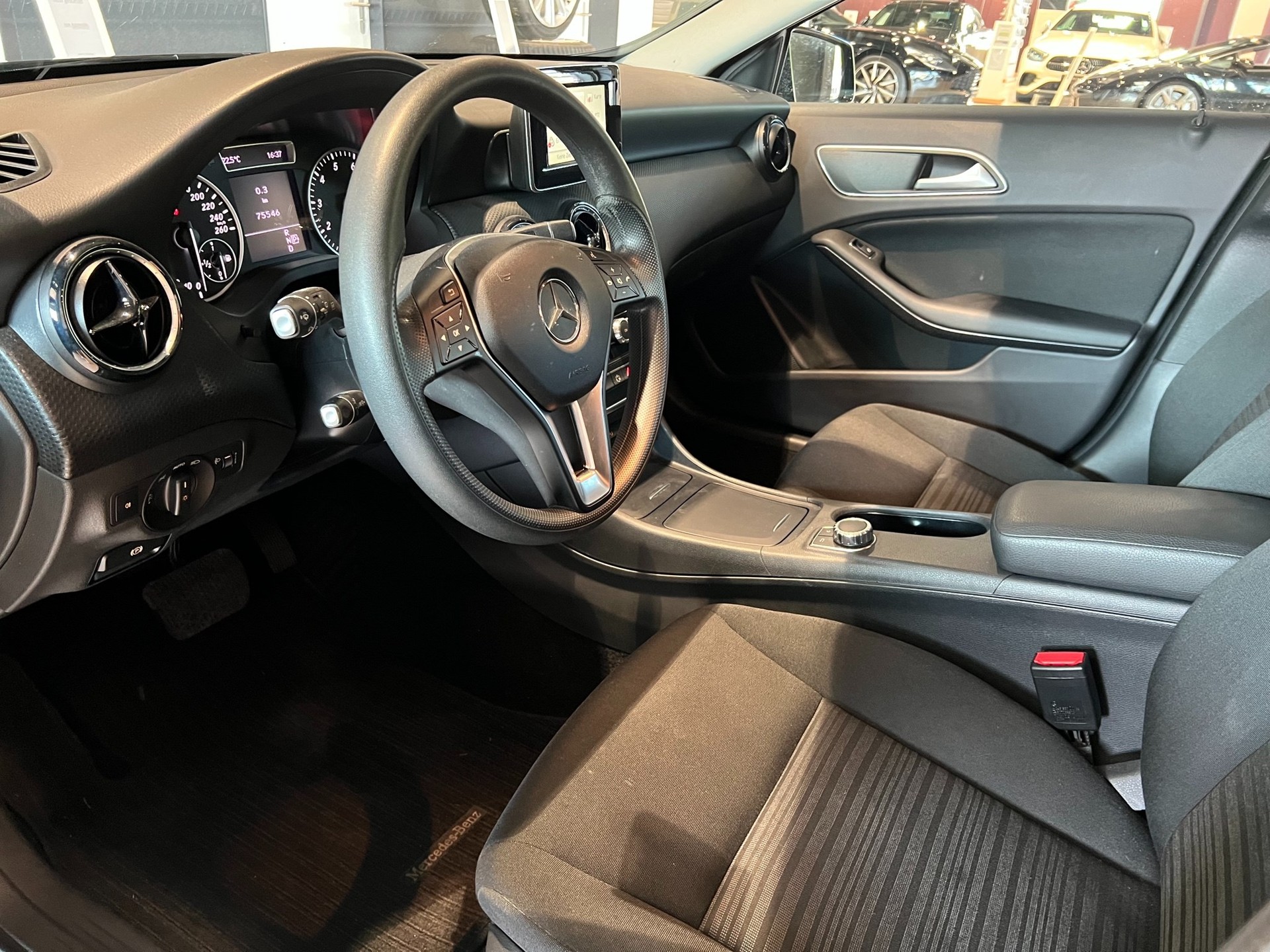 MERCEDES-BENZ A 180 7G-DCT-image-10
