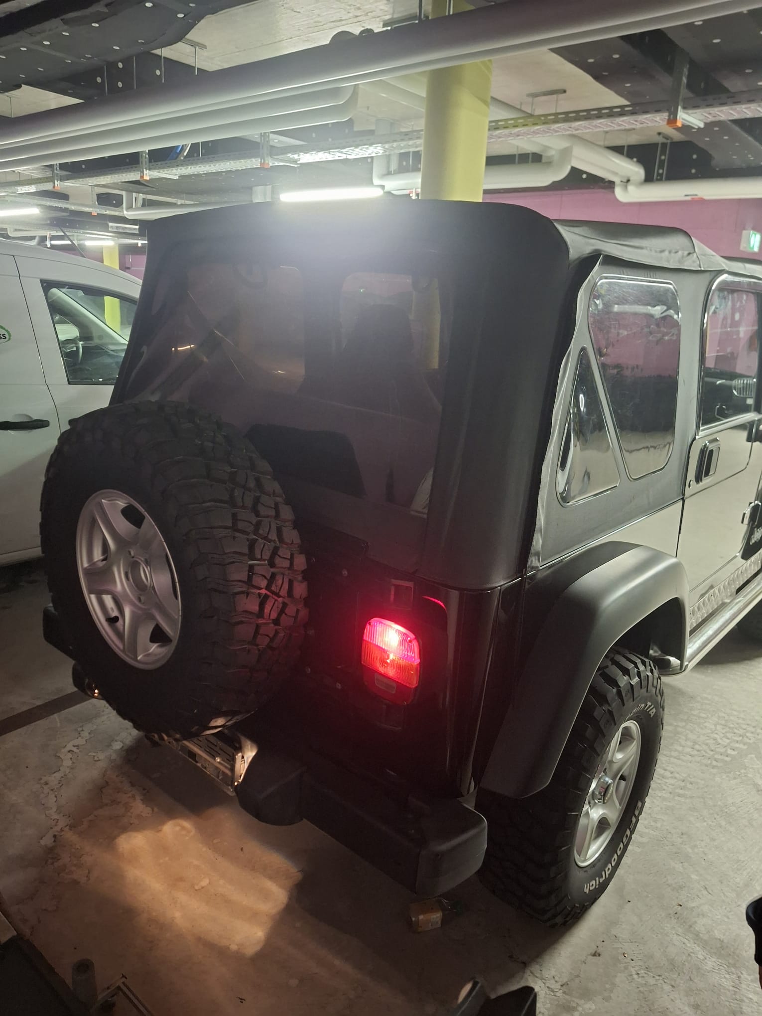 JEEP Wrangler 4.0 Sport Hardtop-image-3