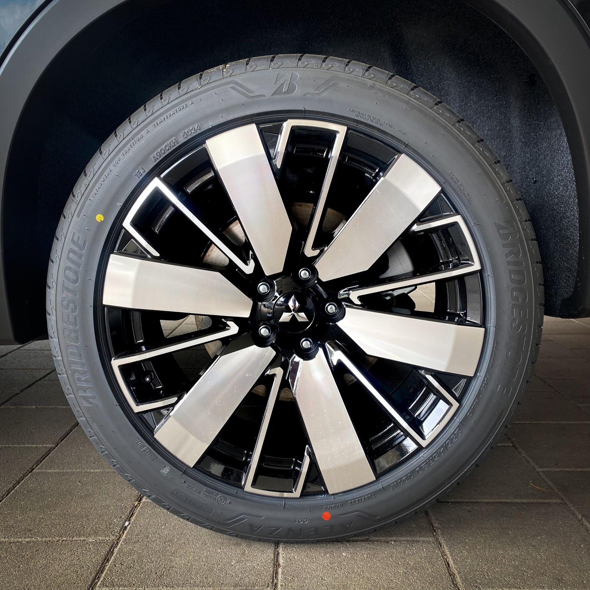 MITSUBISHI Outlander 2.4 PHEV Intense 4x4-image-2