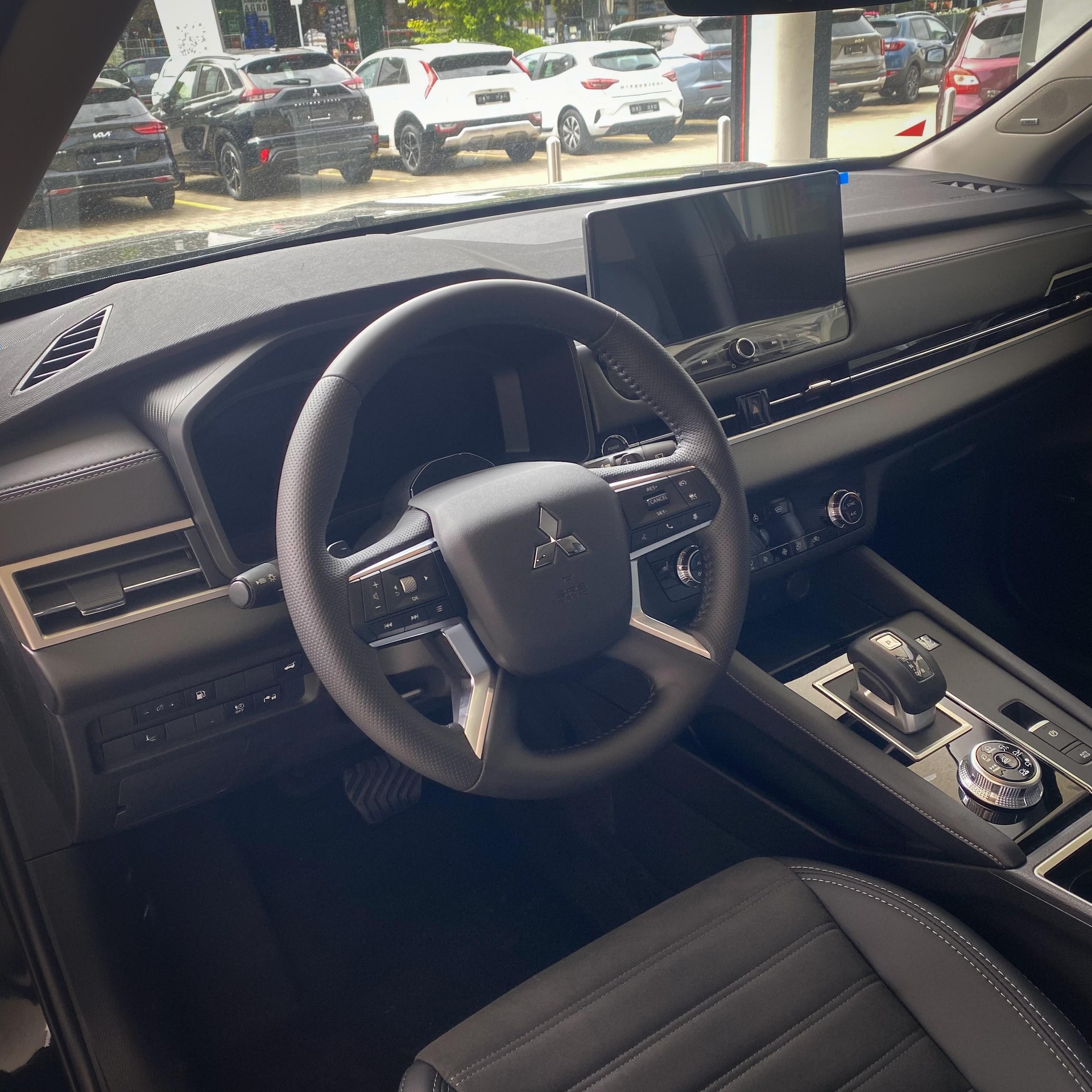 MITSUBISHI Outlander 2.4 PHEV Intense 4x4-image-3