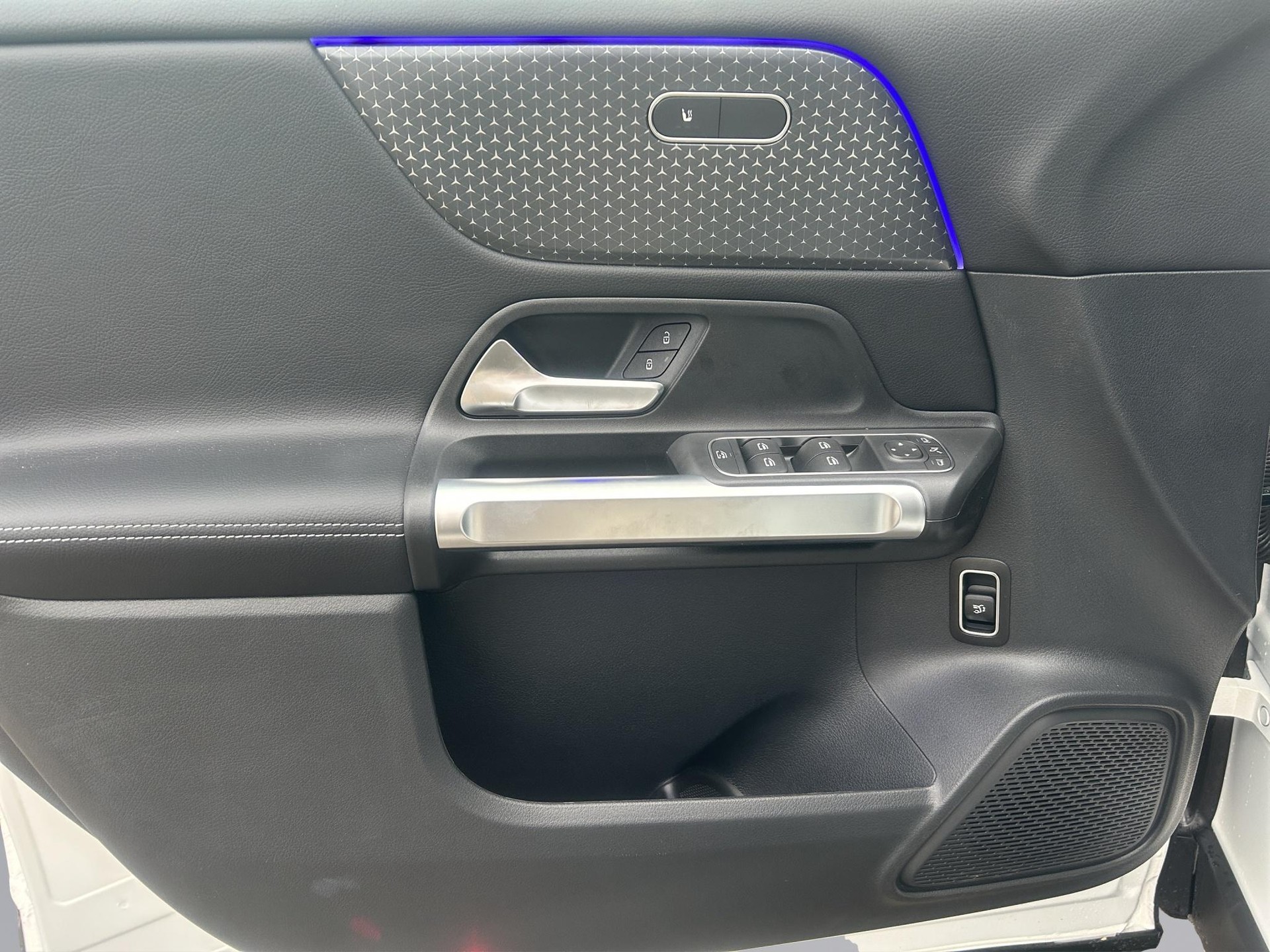 MERCEDES-BENZ GLB 250 Progressive 4matic-image-15