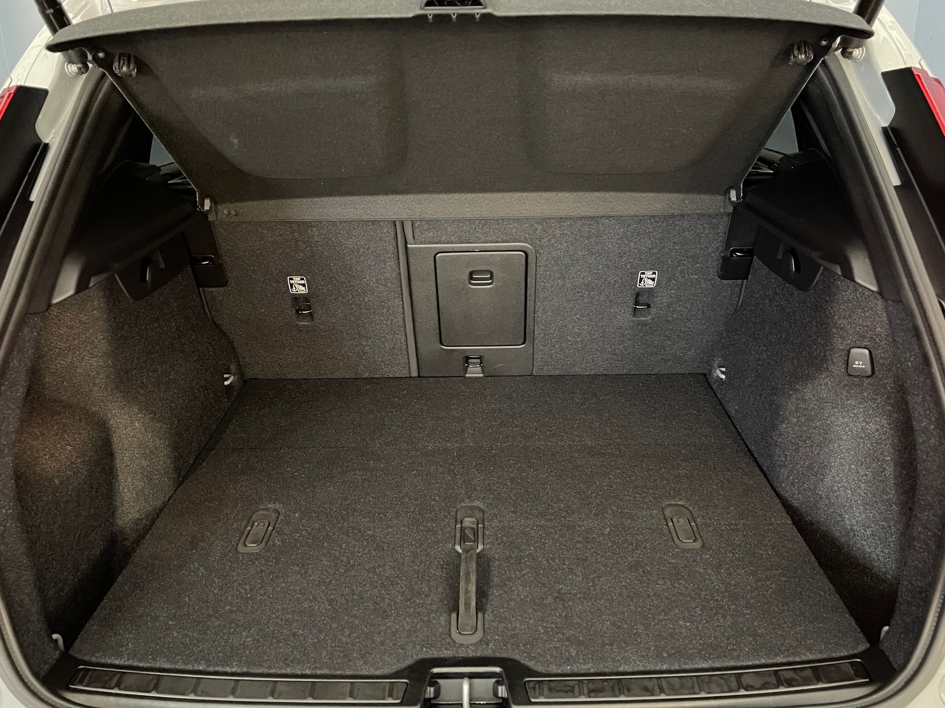 VOLVO XC40 2.0 B3 MH Plus Dark-image-9