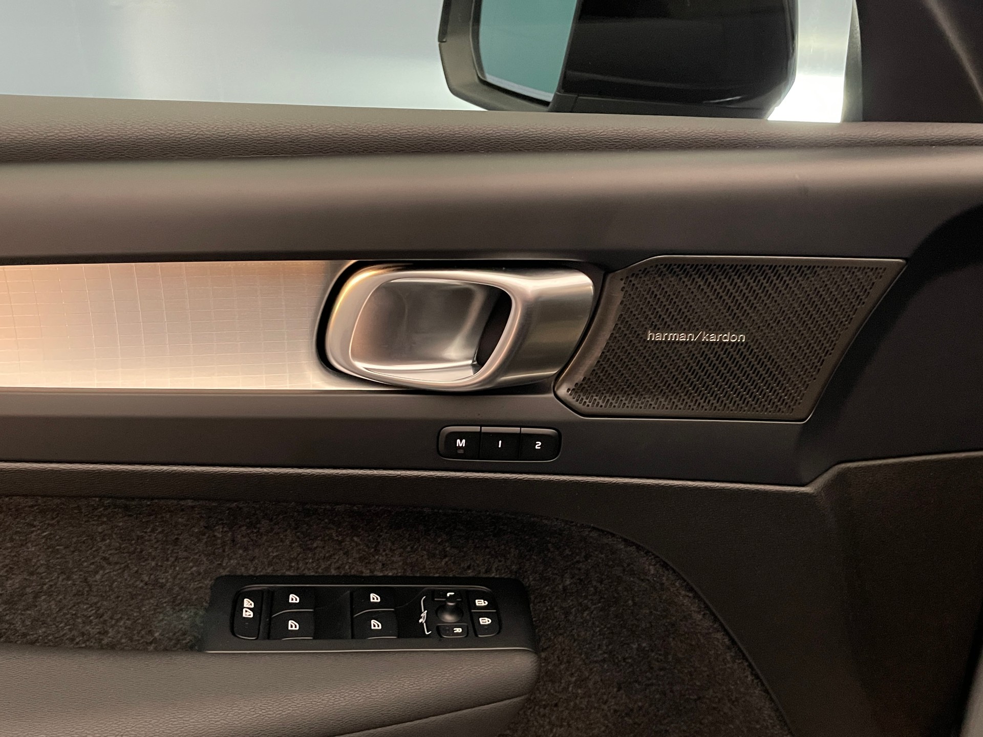 VOLVO XC40 2.0 B3 MH Plus Dark-image-11