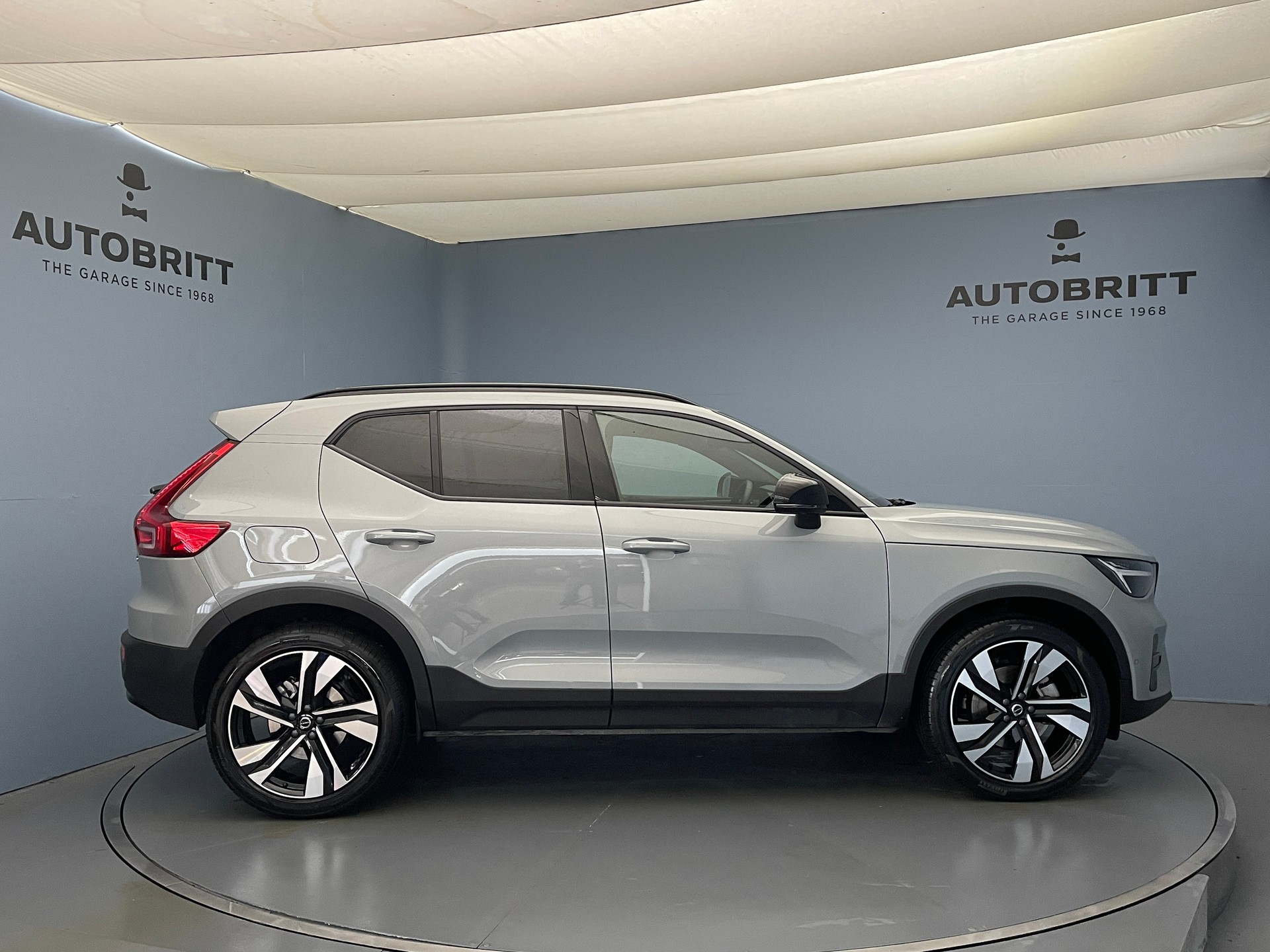 VOLVO XC40 2.0 B3 MH Plus Dark-image-3