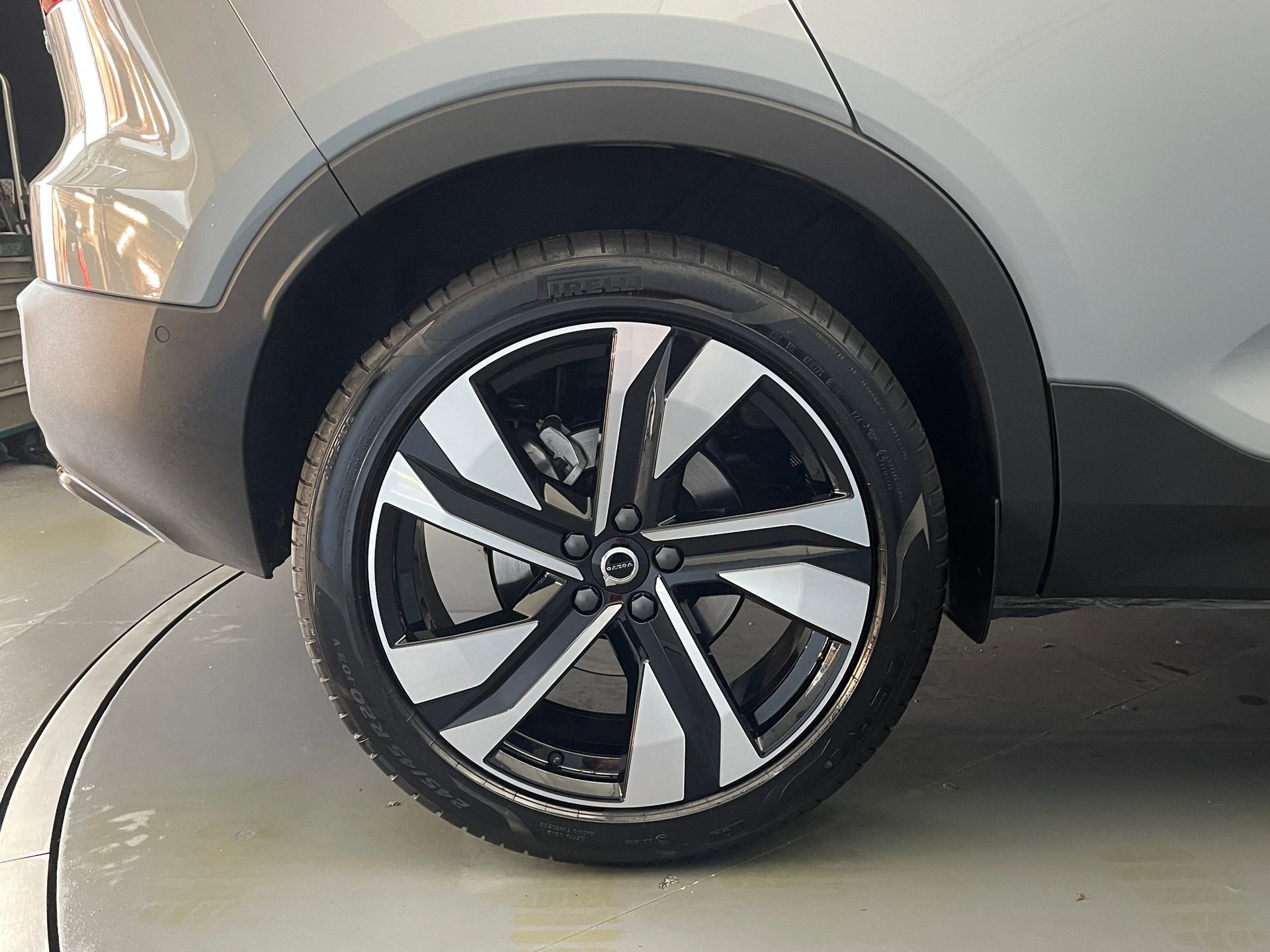 VOLVO XC40 2.0 B3 MH Plus Dark-image-5