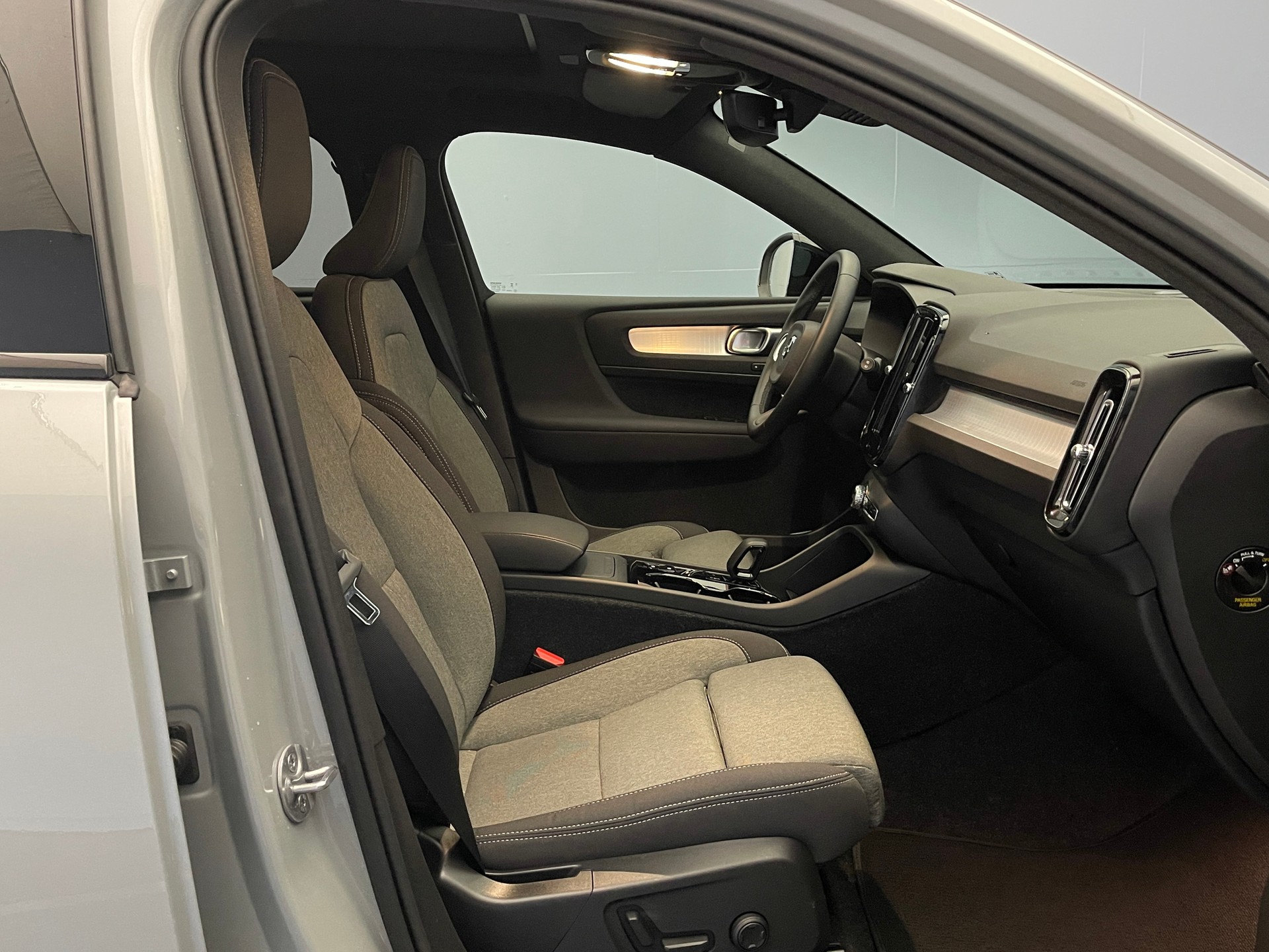 VOLVO XC40 2.0 B3 MH Plus Dark-image-8