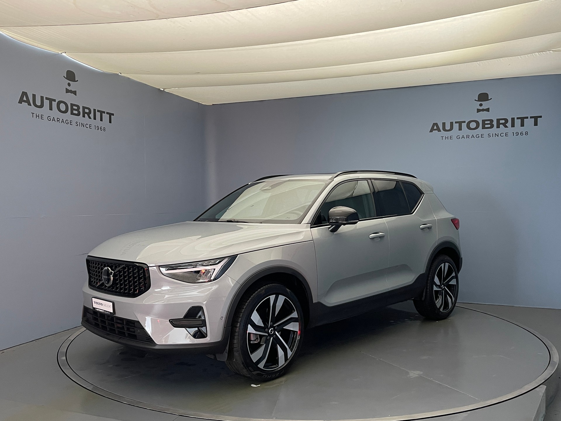 VOLVO XC40 2.0 B3 MH Plus Dark-image-0
