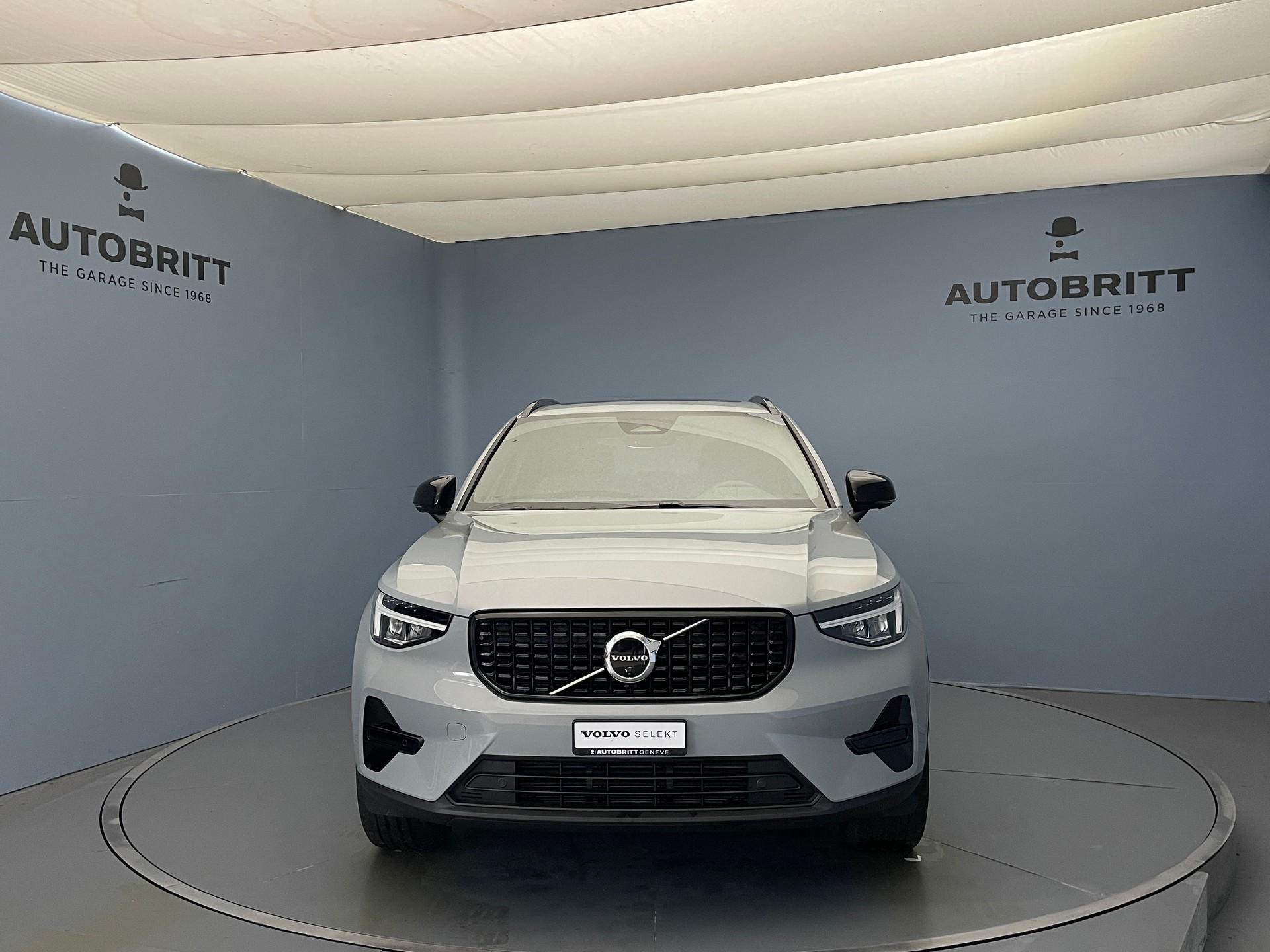 VOLVO XC40 2.0 B3 MH Plus Dark-image-1