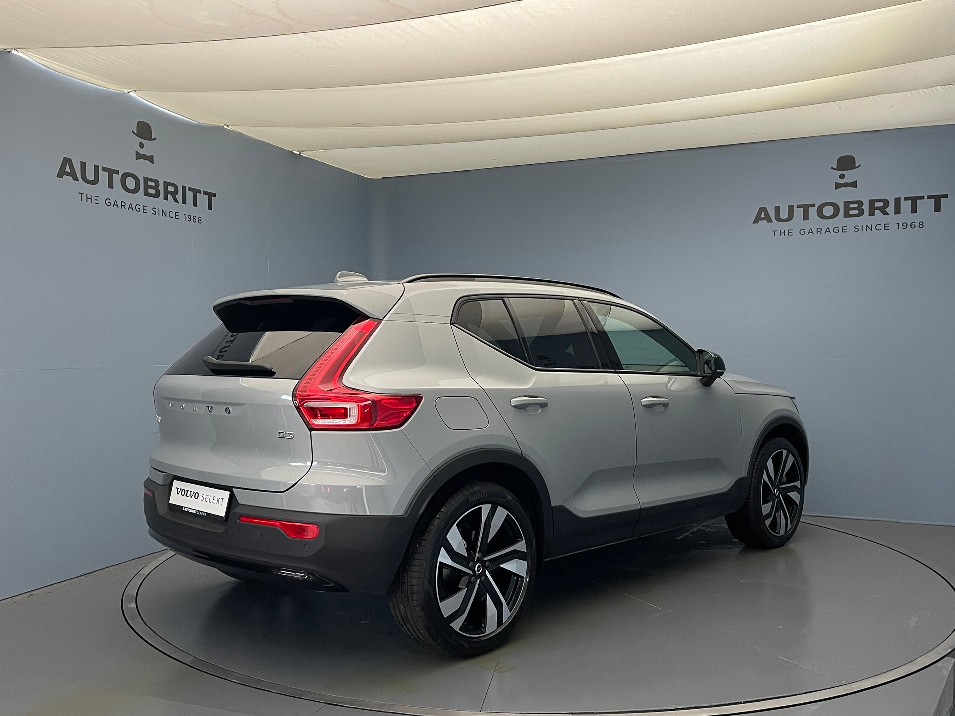 VOLVO XC40 2.0 B3 MH Plus Dark-image-4