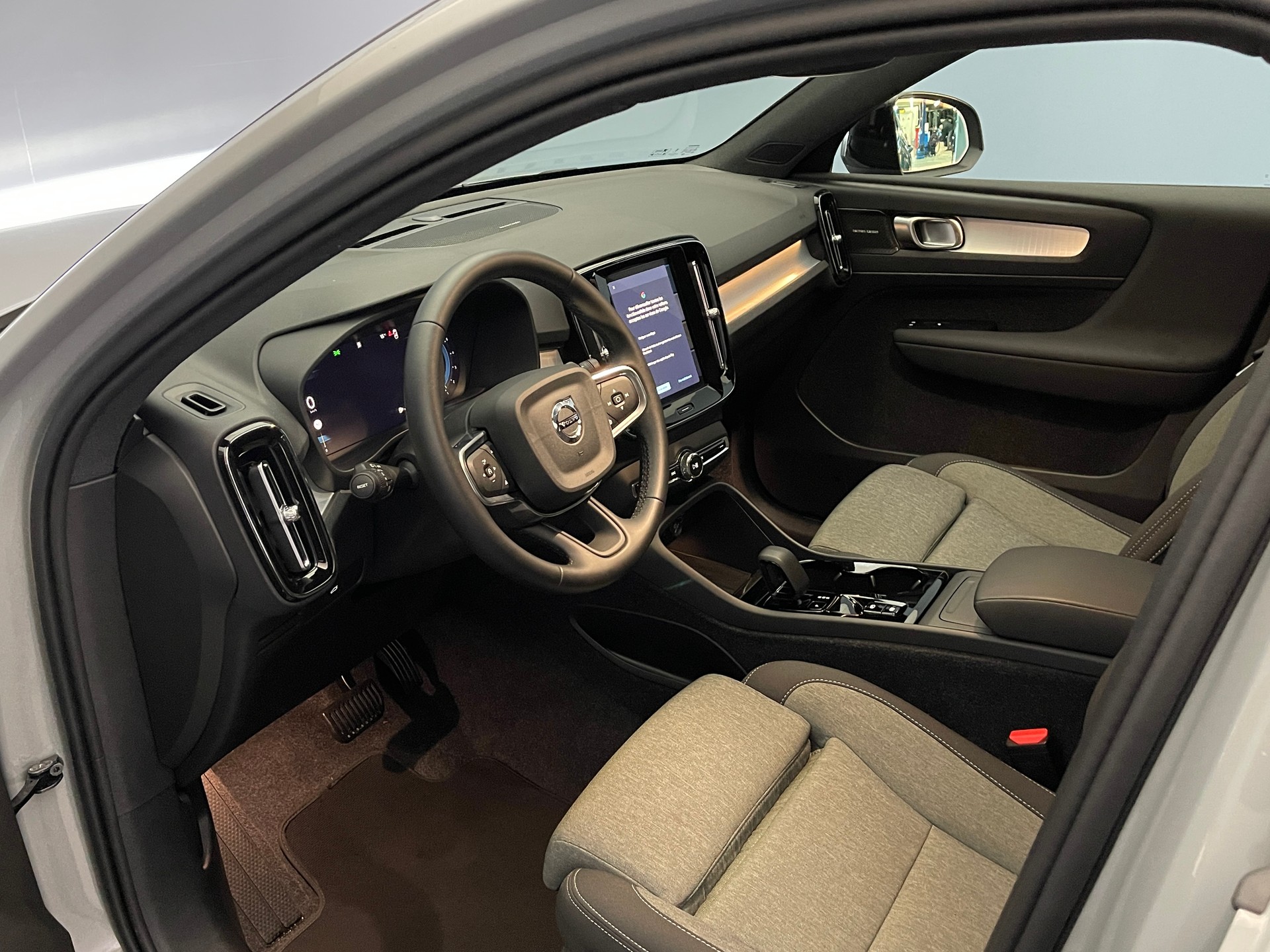 VOLVO XC40 2.0 B3 MH Plus Dark-image-13