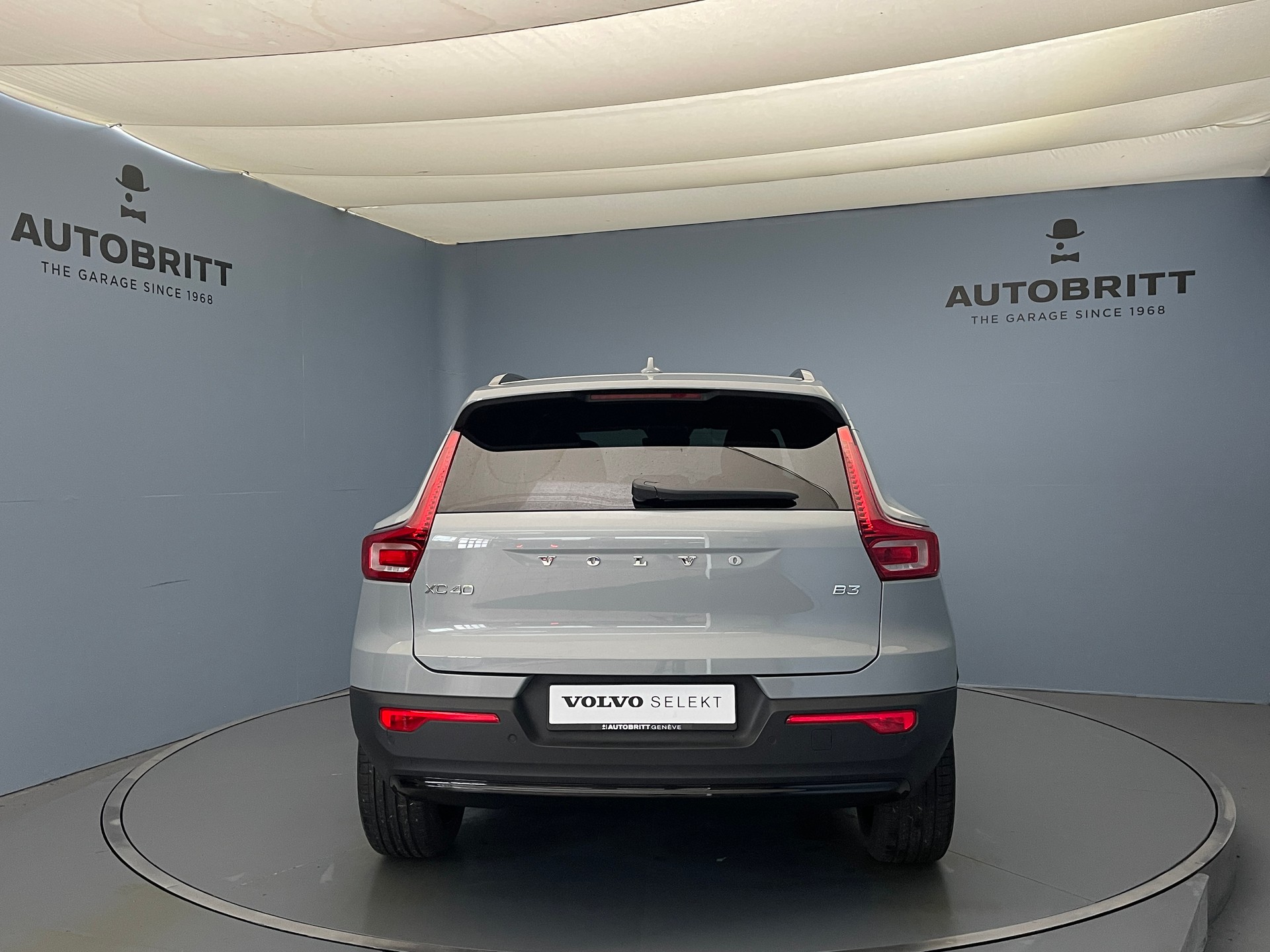 VOLVO XC40 2.0 B3 MH Plus Dark-image-2