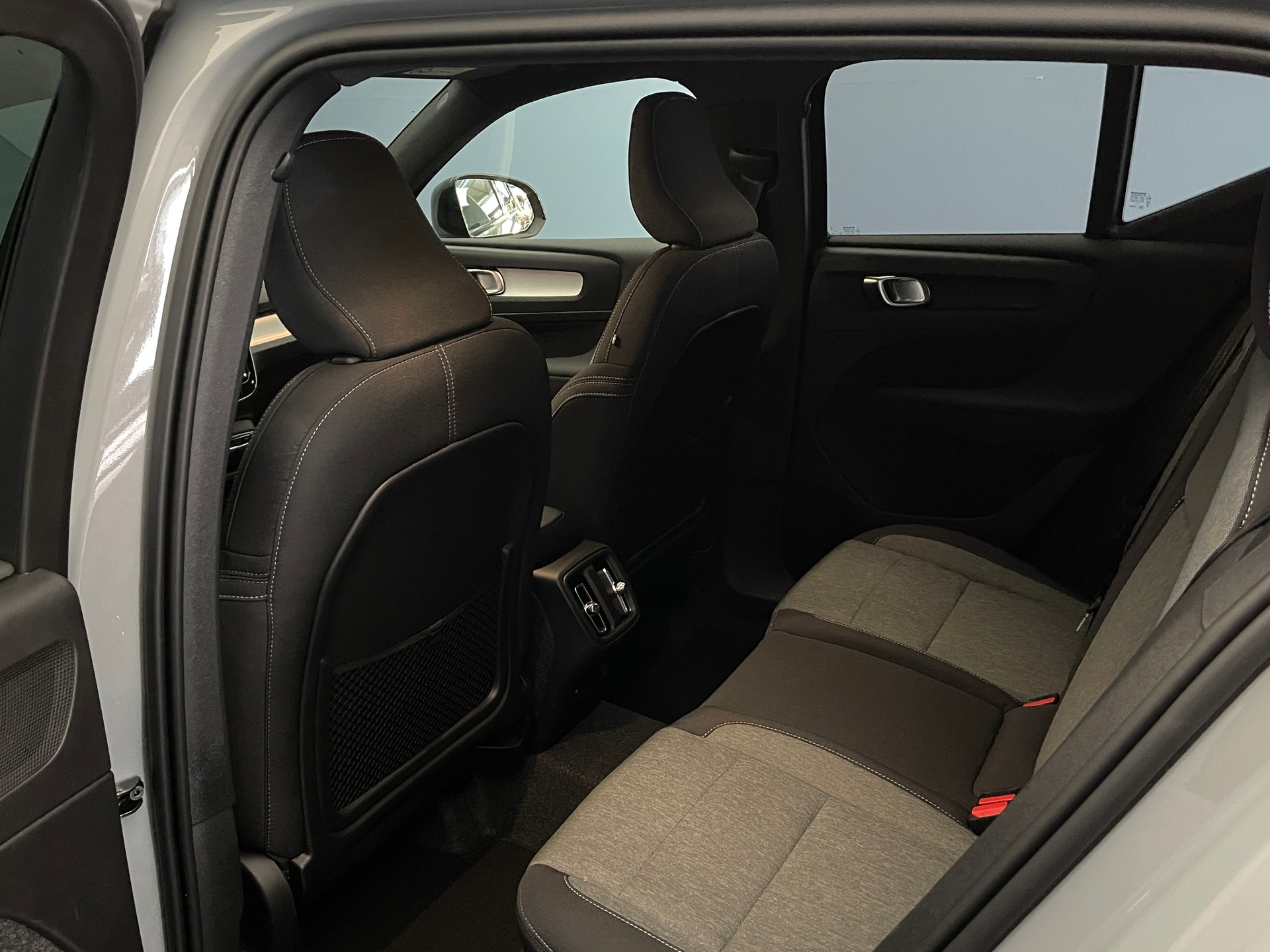 VOLVO XC40 2.0 B3 MH Plus Dark-image-7