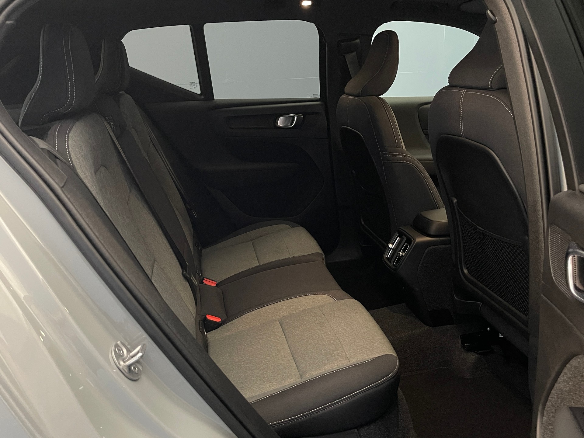 VOLVO XC40 2.0 B3 MH Plus Dark-image-6