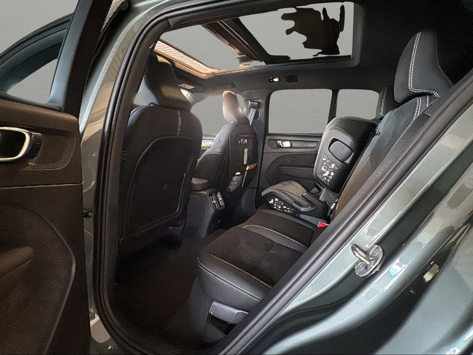 VOLVO EX40 82kWh Twin Motor AWD Ultra Xcentric Edition-image-5