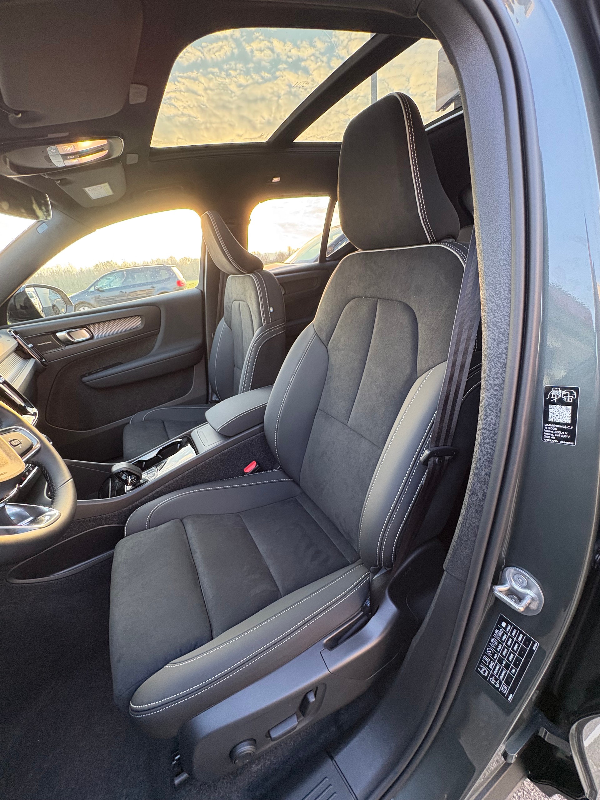 VOLVO EX40 82kWh Twin Motor AWD Ultra Xcentric Edition-image-8
