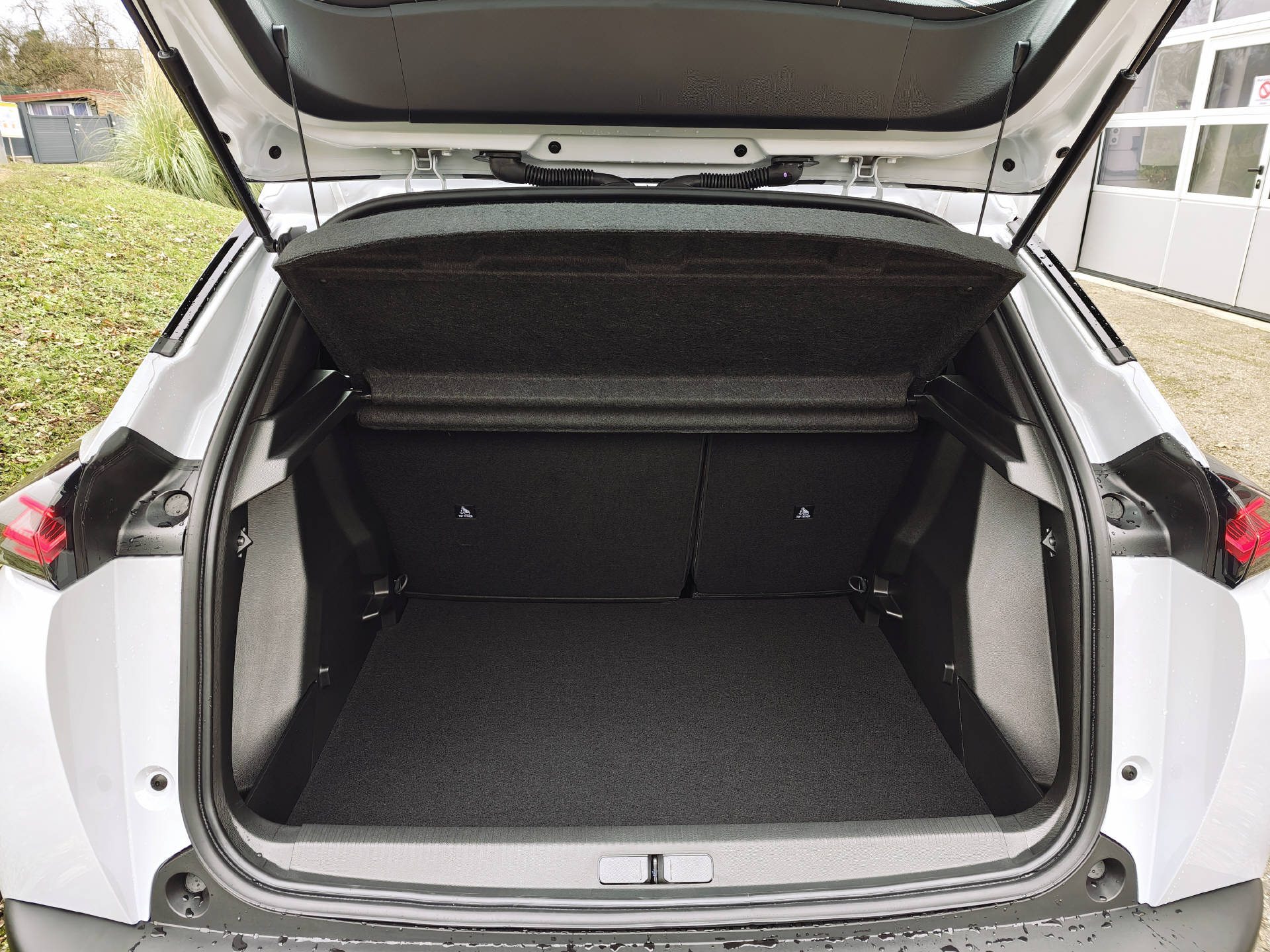 PEUGEOT 2008 e-Style-image-4