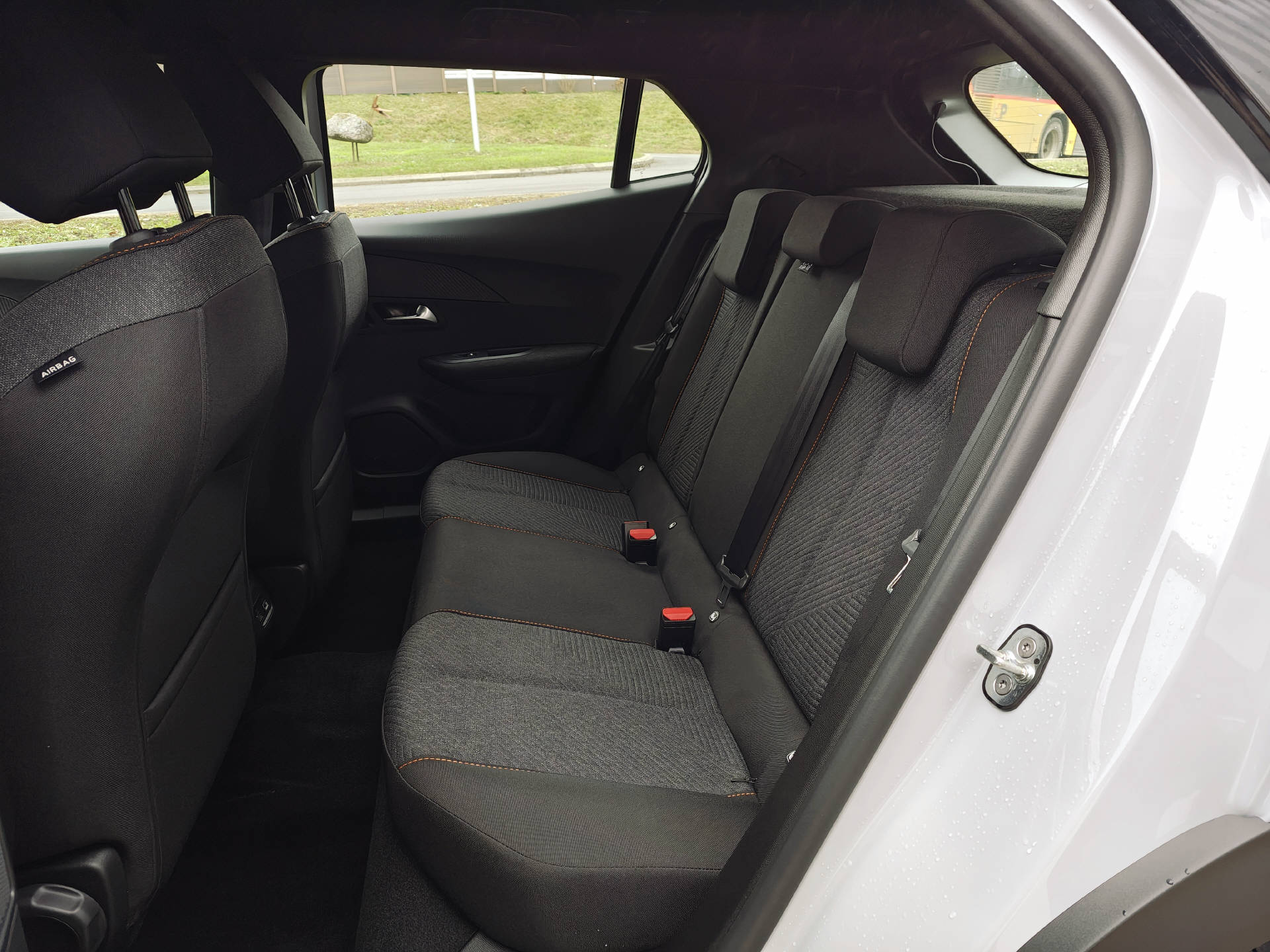 PEUGEOT 2008 e-Style-image-10