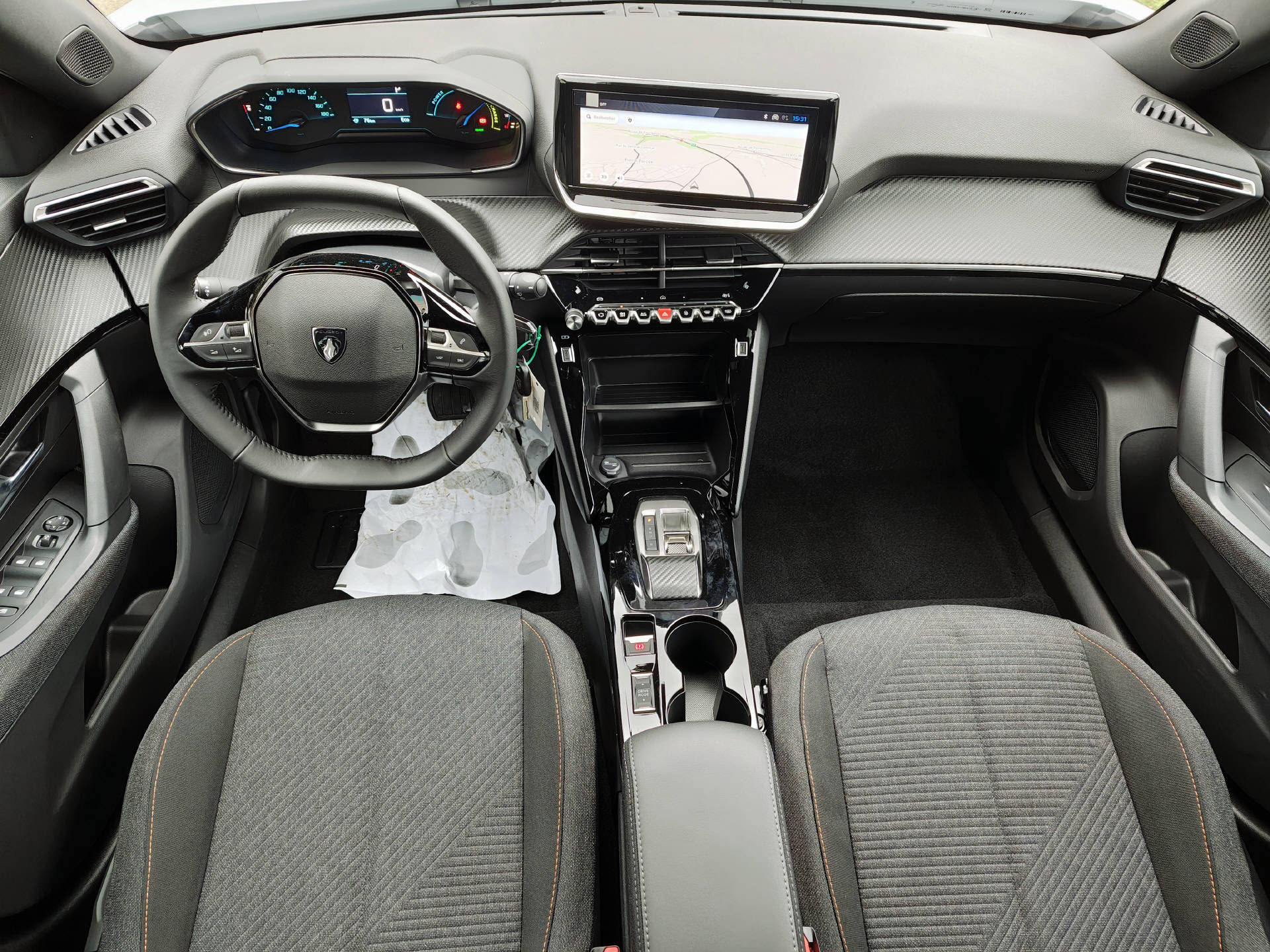 PEUGEOT 2008 e-Style-image-11