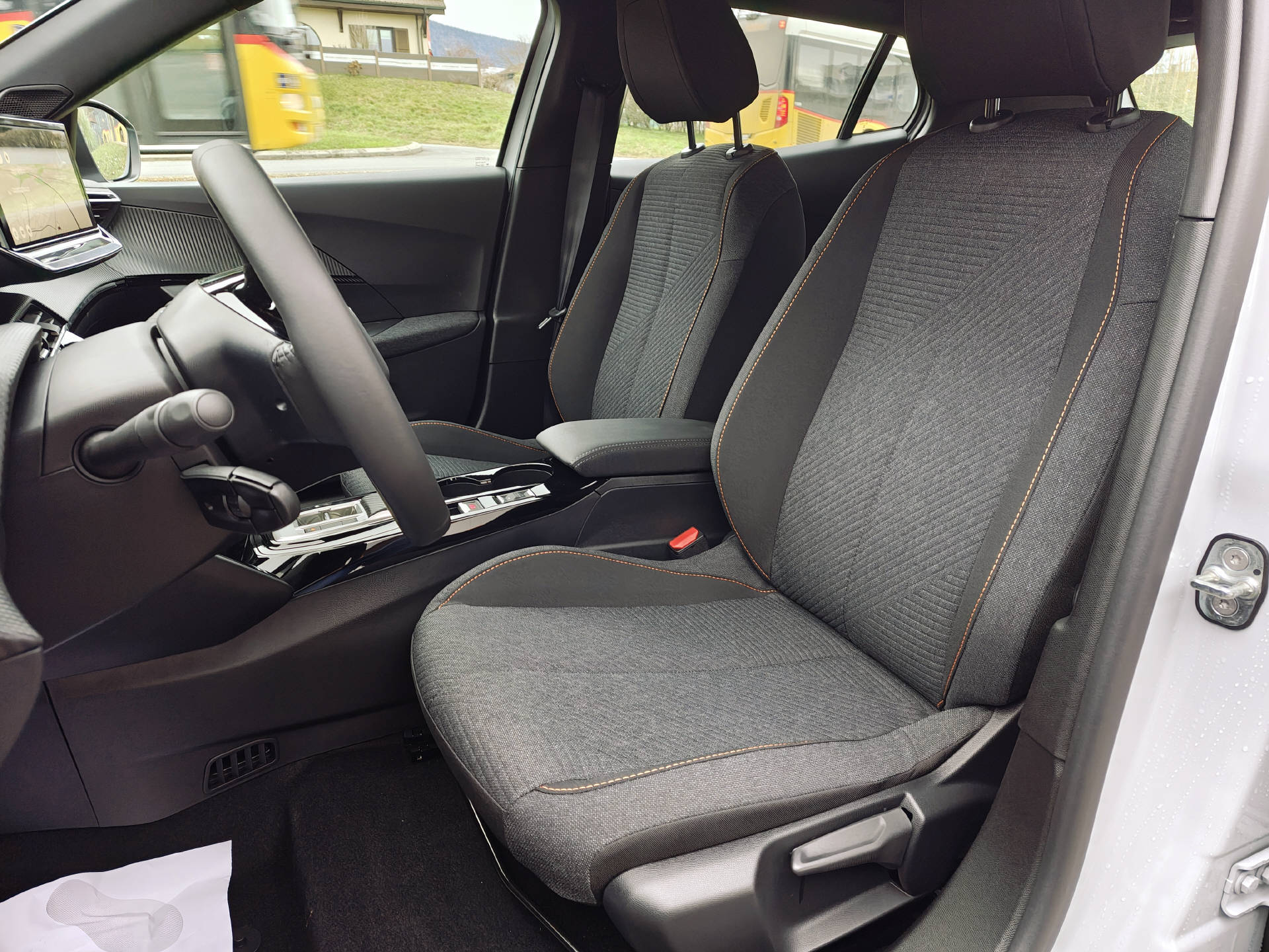 PEUGEOT 2008 e-Style-image-9