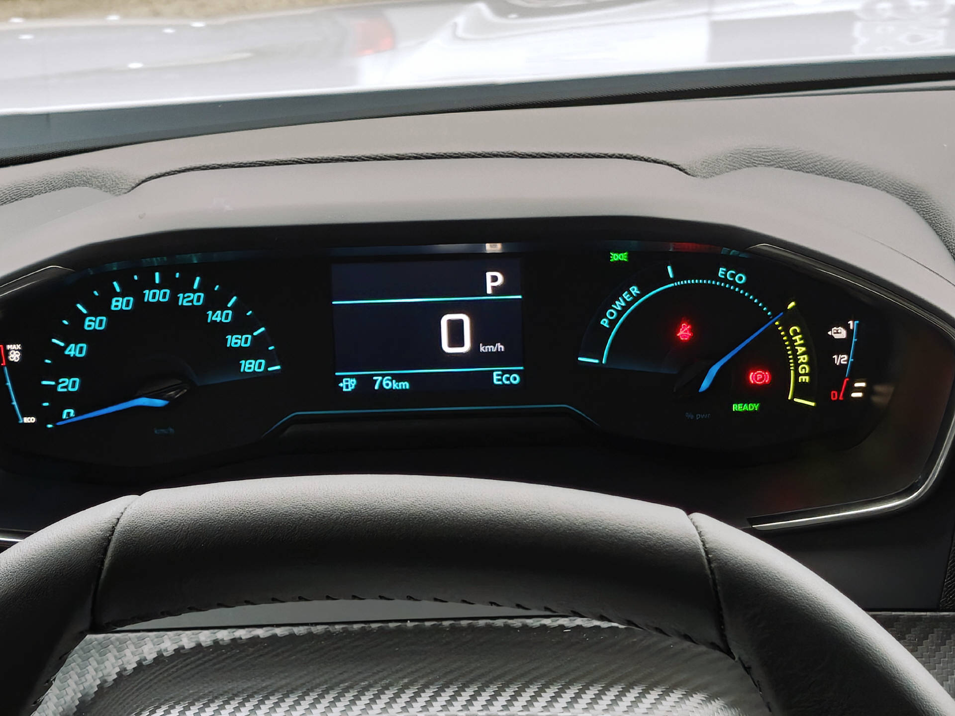 PEUGEOT 2008 e-Style-image-12