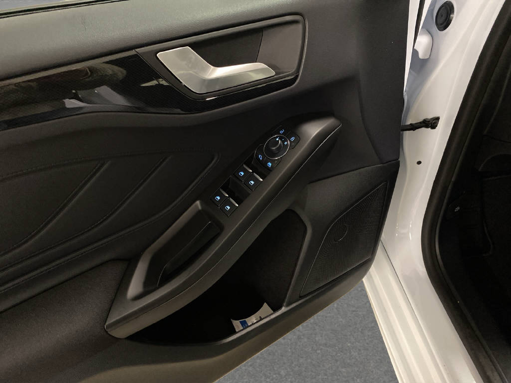 FORD Focus SW 1.0i EcoB Hybrid 155 ST-Line-image-11