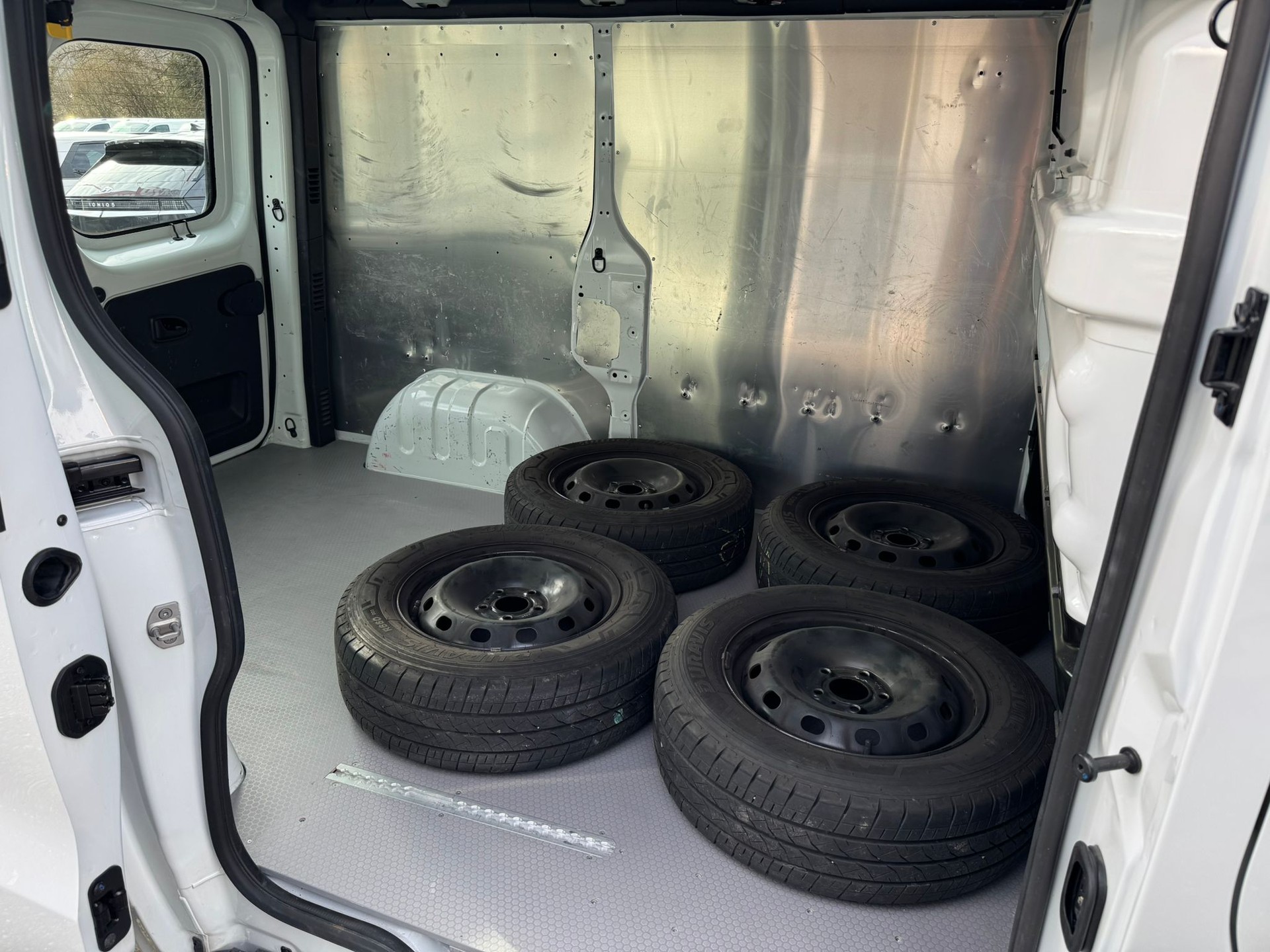 RENAULT Trafic dCi120 2.0 Bus L1H1-image-8