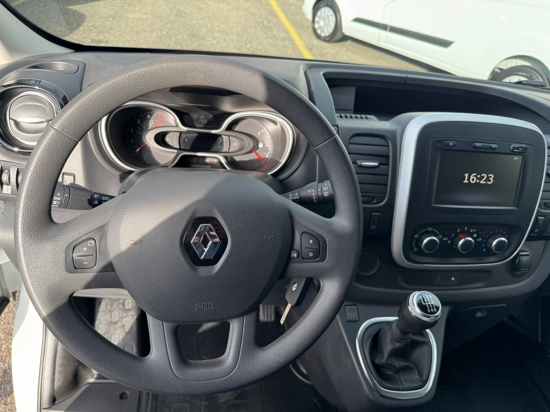 RENAULT Trafic dCi120 2.0 Bus L1H1-image-2