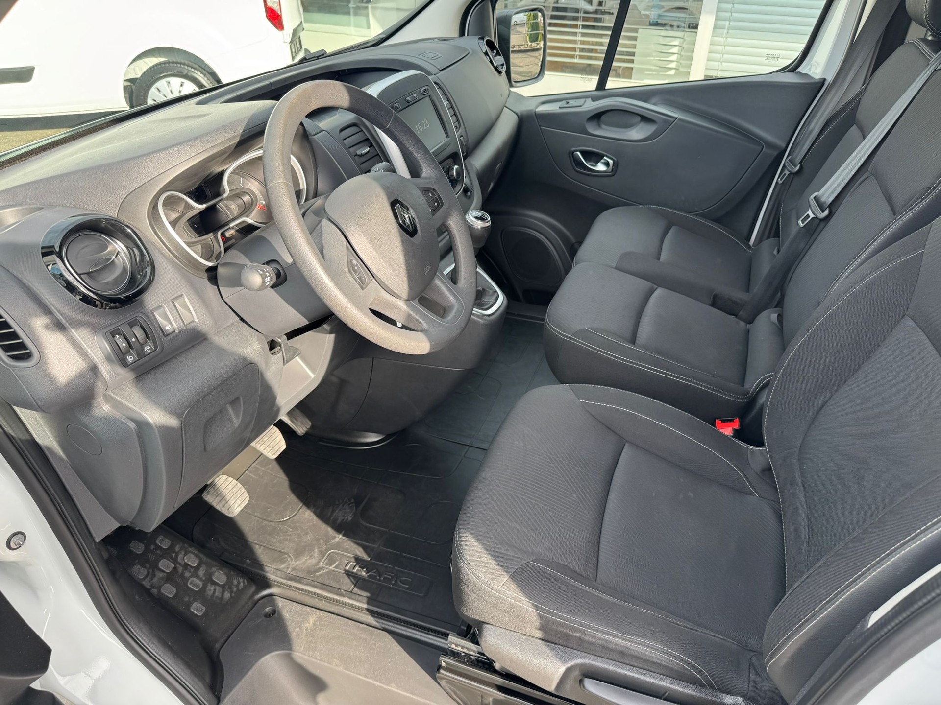 RENAULT Trafic dCi120 2.0 Bus L1H1-image-1