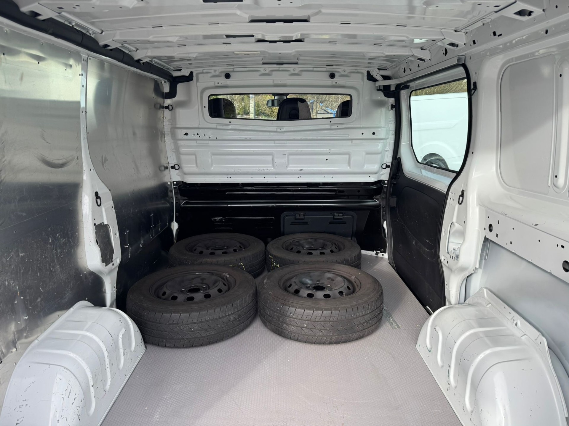 RENAULT Trafic dCi120 2.0 Bus L1H1-image-16