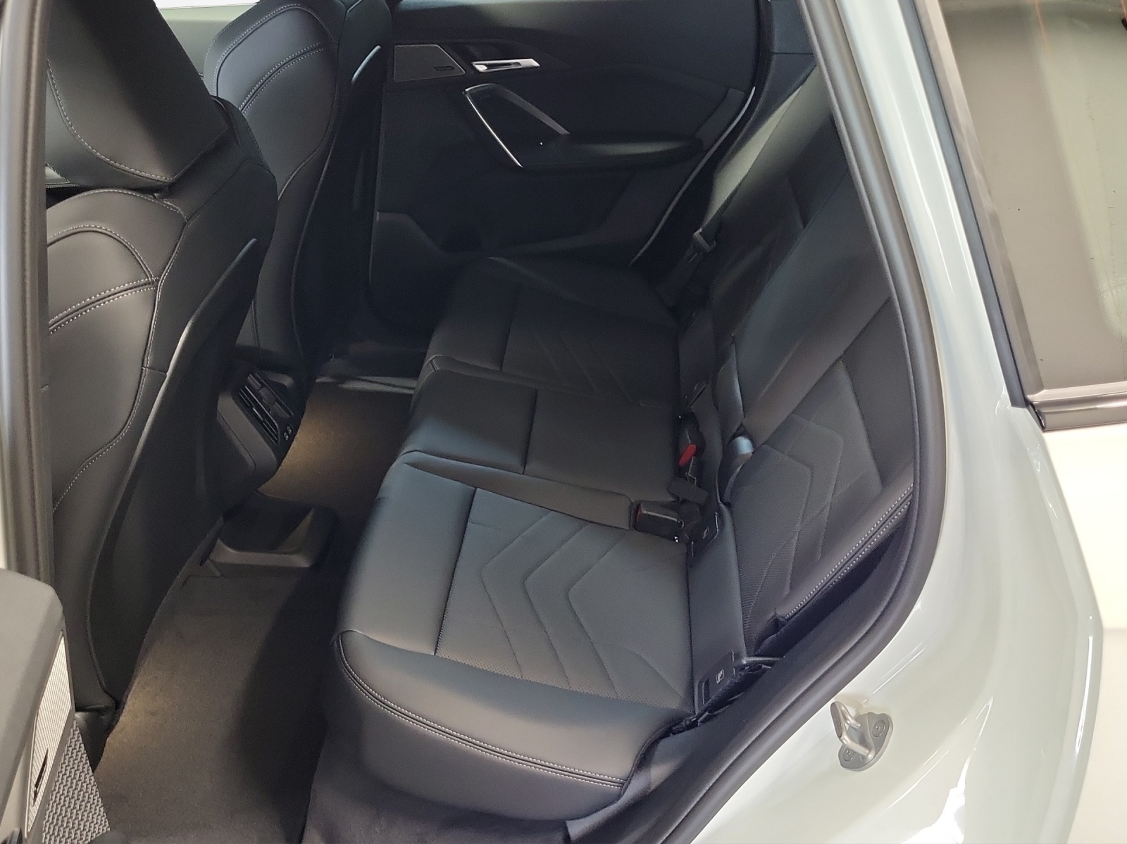 BMW iX1 eDrive 20 M Sport-image-11