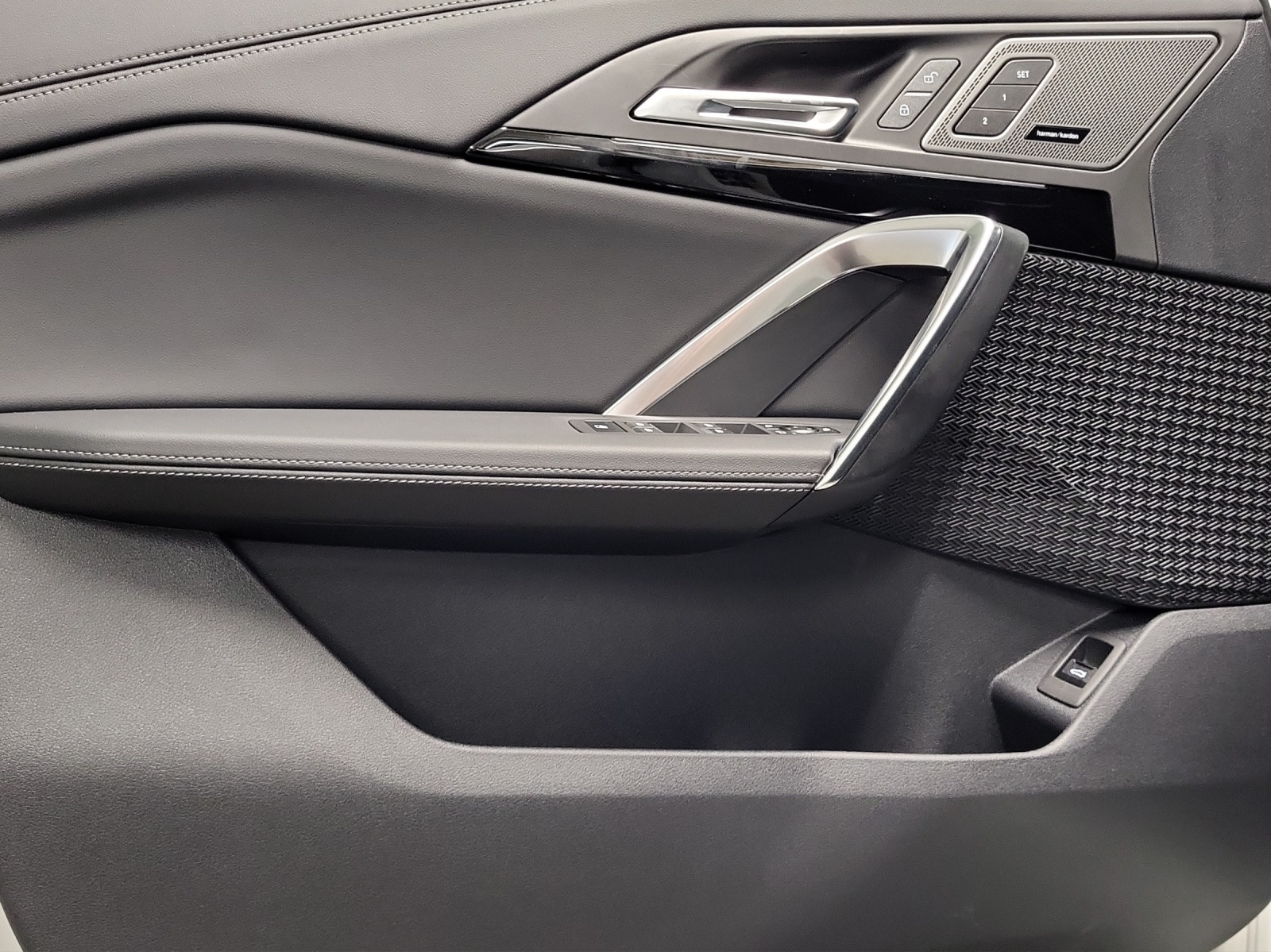 BMW iX1 eDrive 20 M Sport-image-18