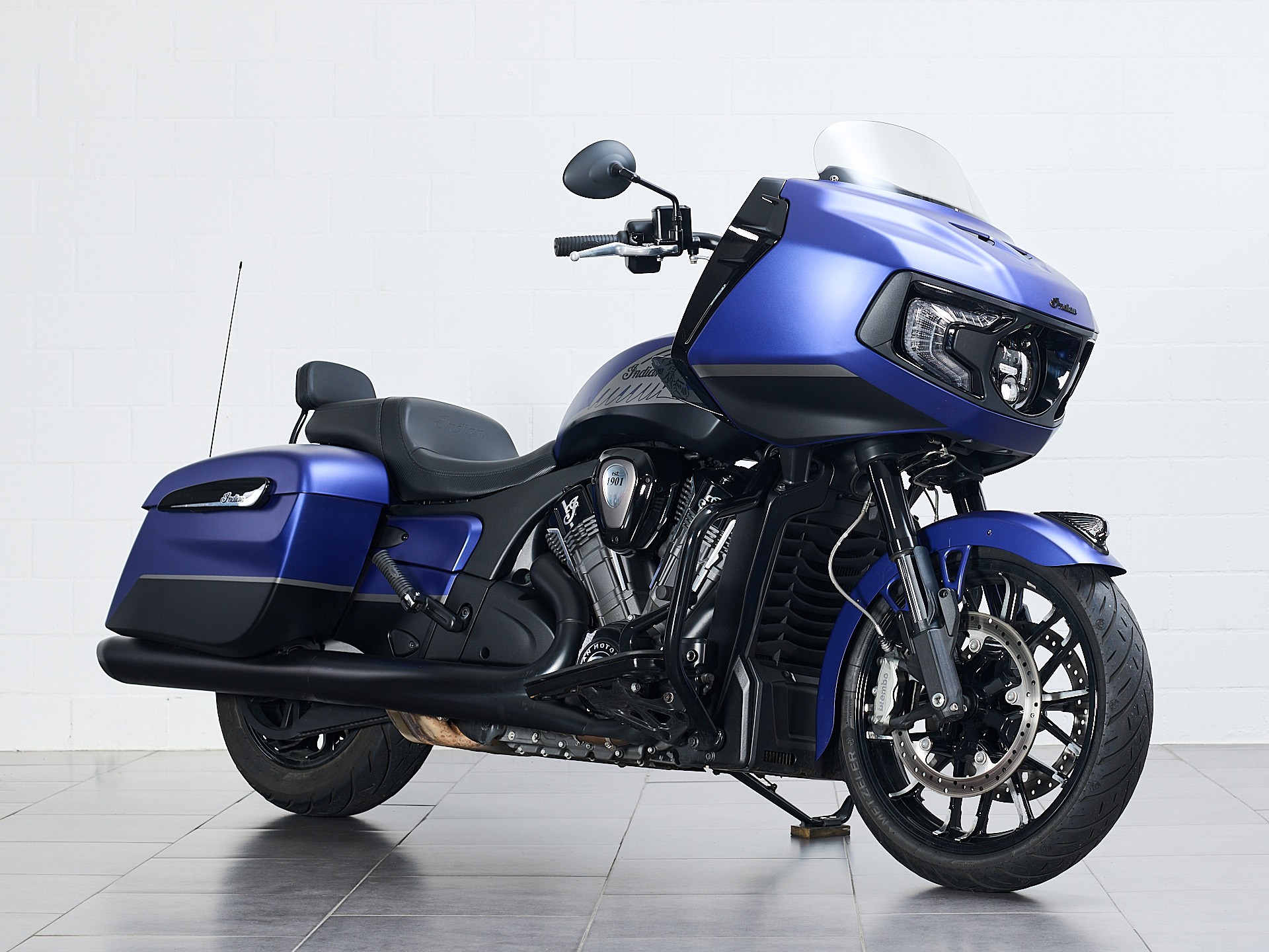 INDIAN Challenger Dark Horse-showroom-element-1