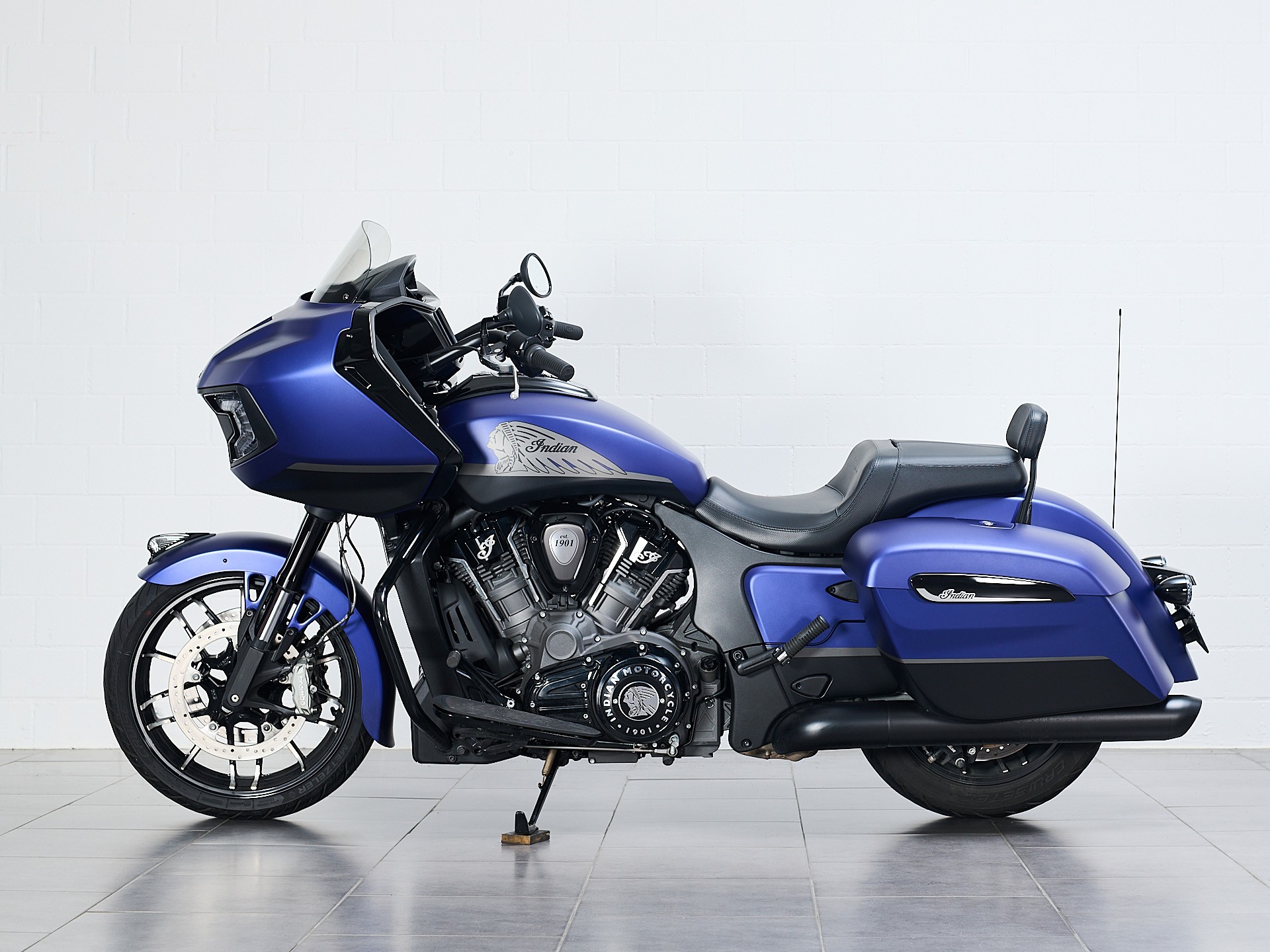 INDIAN Challenger Dark Horse-showroom-element-2