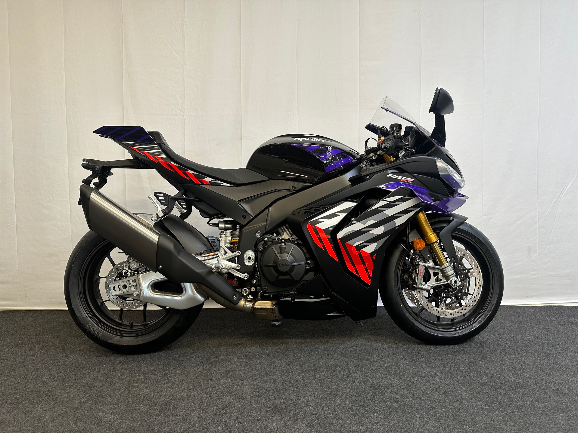 APRILIA RSV4 1100 E5+ Factory-showroom-element-1