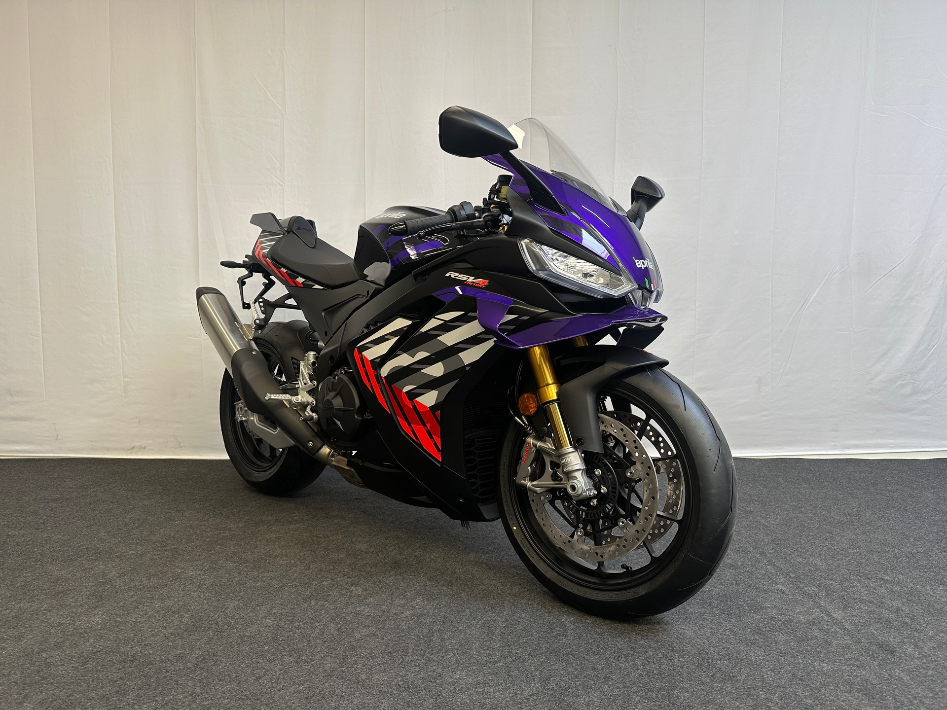 APRILIA RSV4 1100 E5+ Factory-showroom-element-2