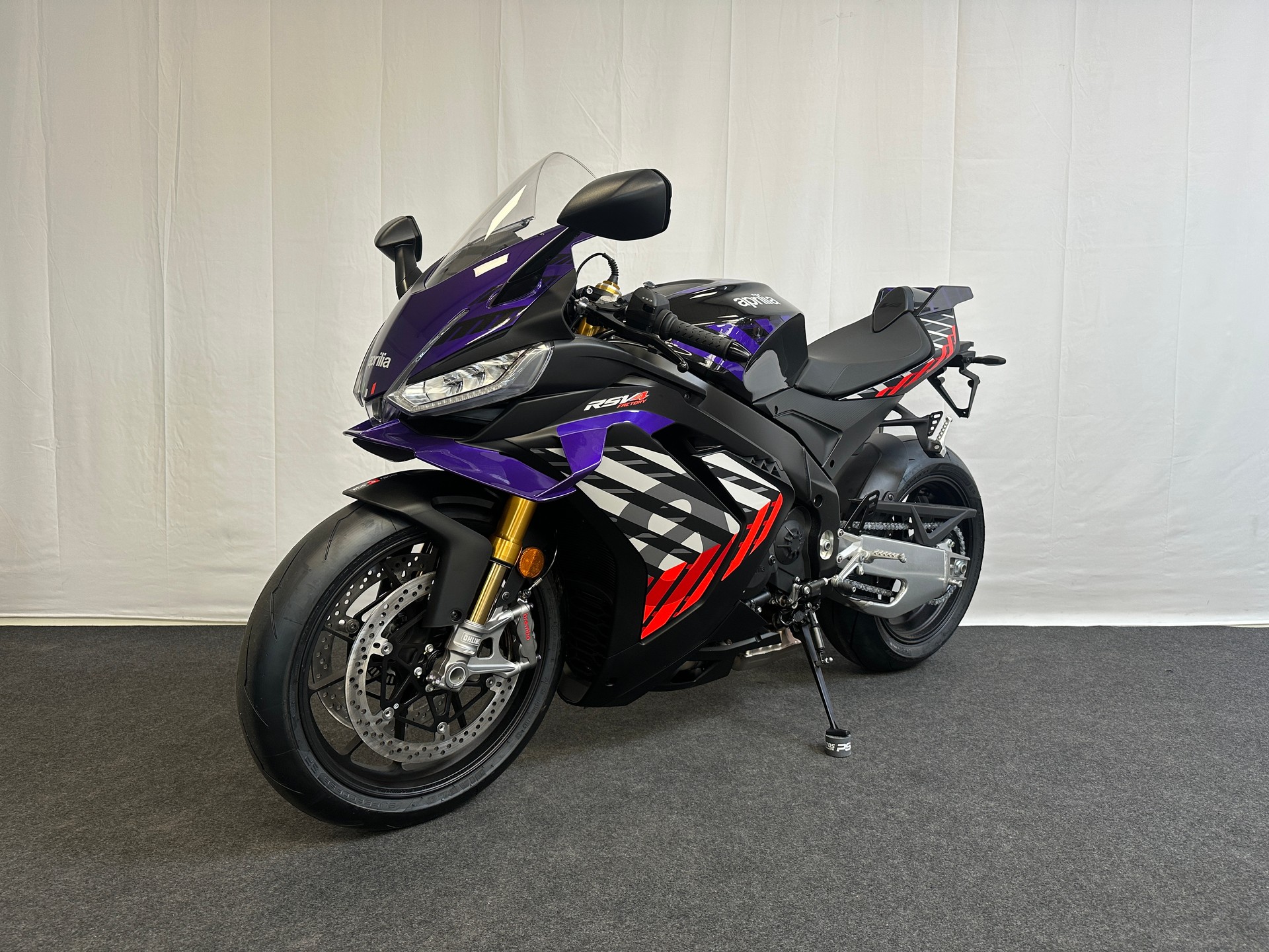 APRILIA RSV4 1100 E5+ Factory-showroom-element-3
