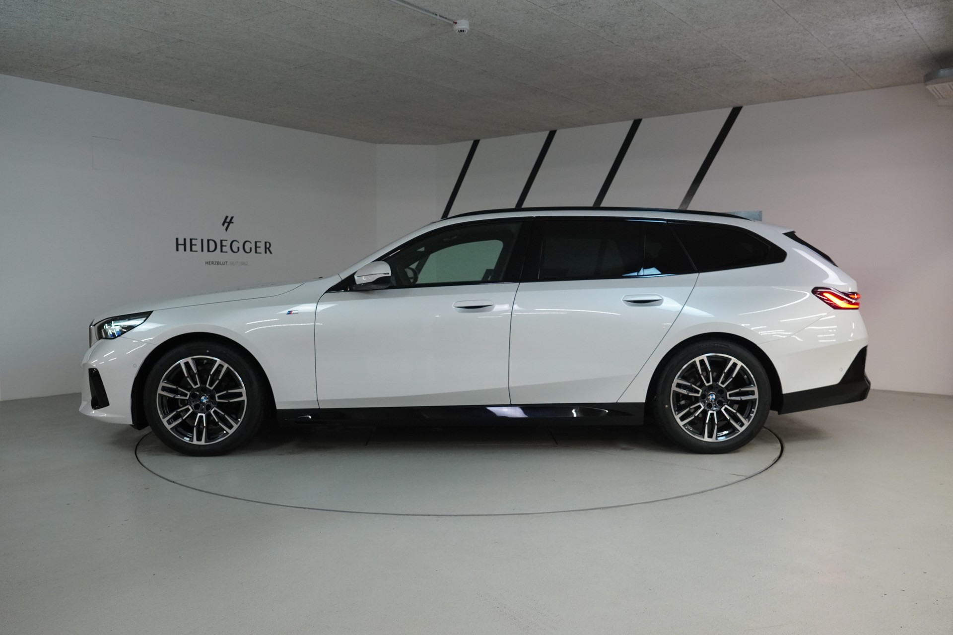 BMW 520d xDrive 48V Touring M Sport Steptronic-image-3