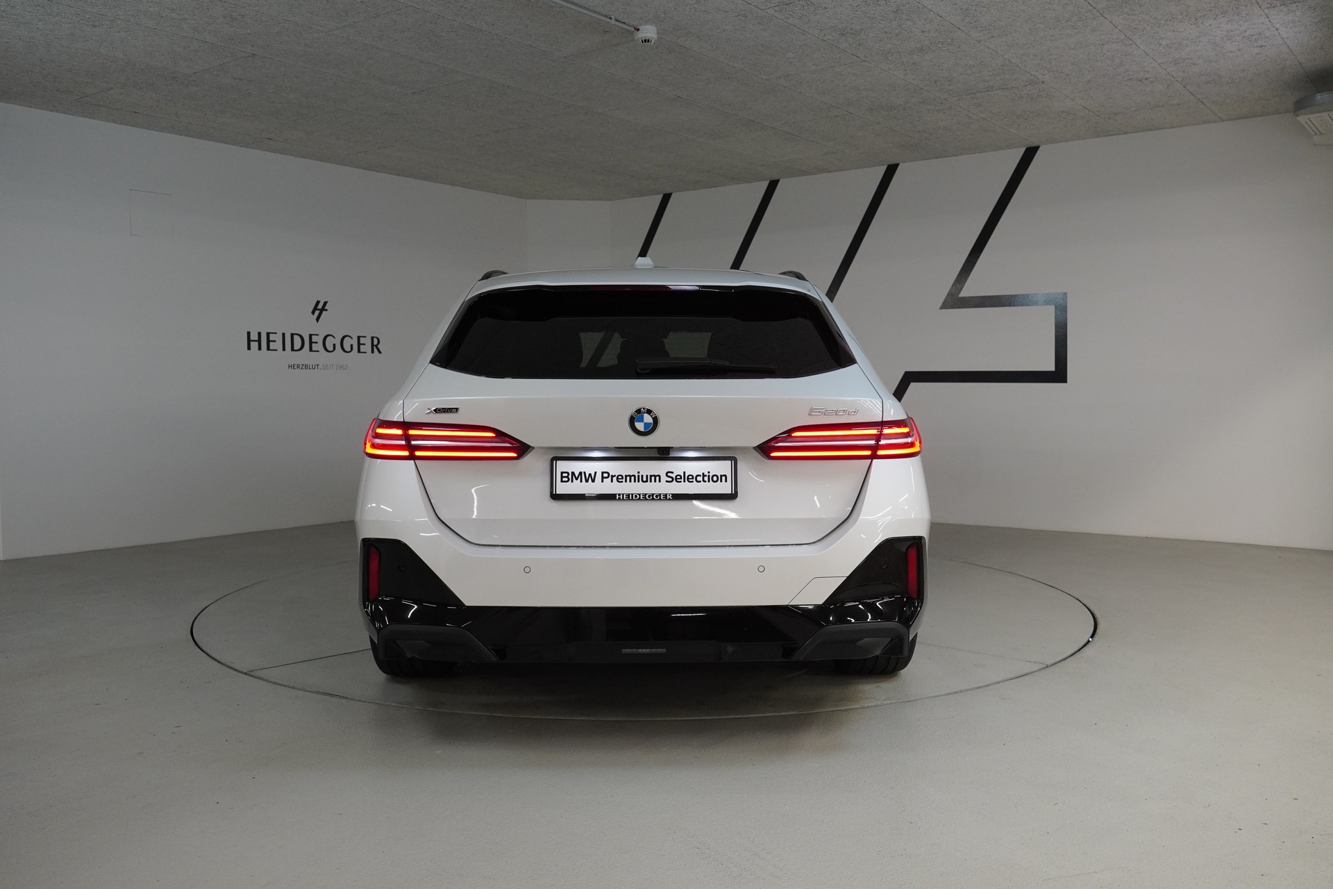 BMW 520d xDrive 48V Touring M Sport Steptronic-image-5