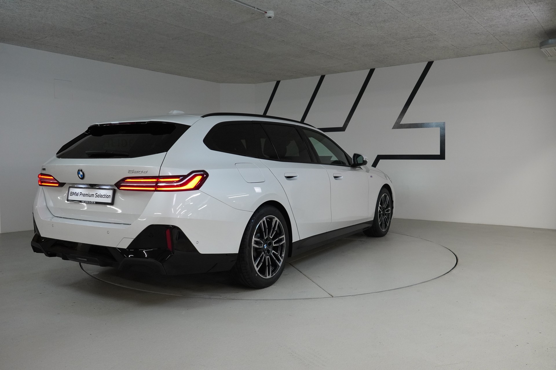 BMW 520d xDrive 48V Touring M Sport Steptronic-image-6