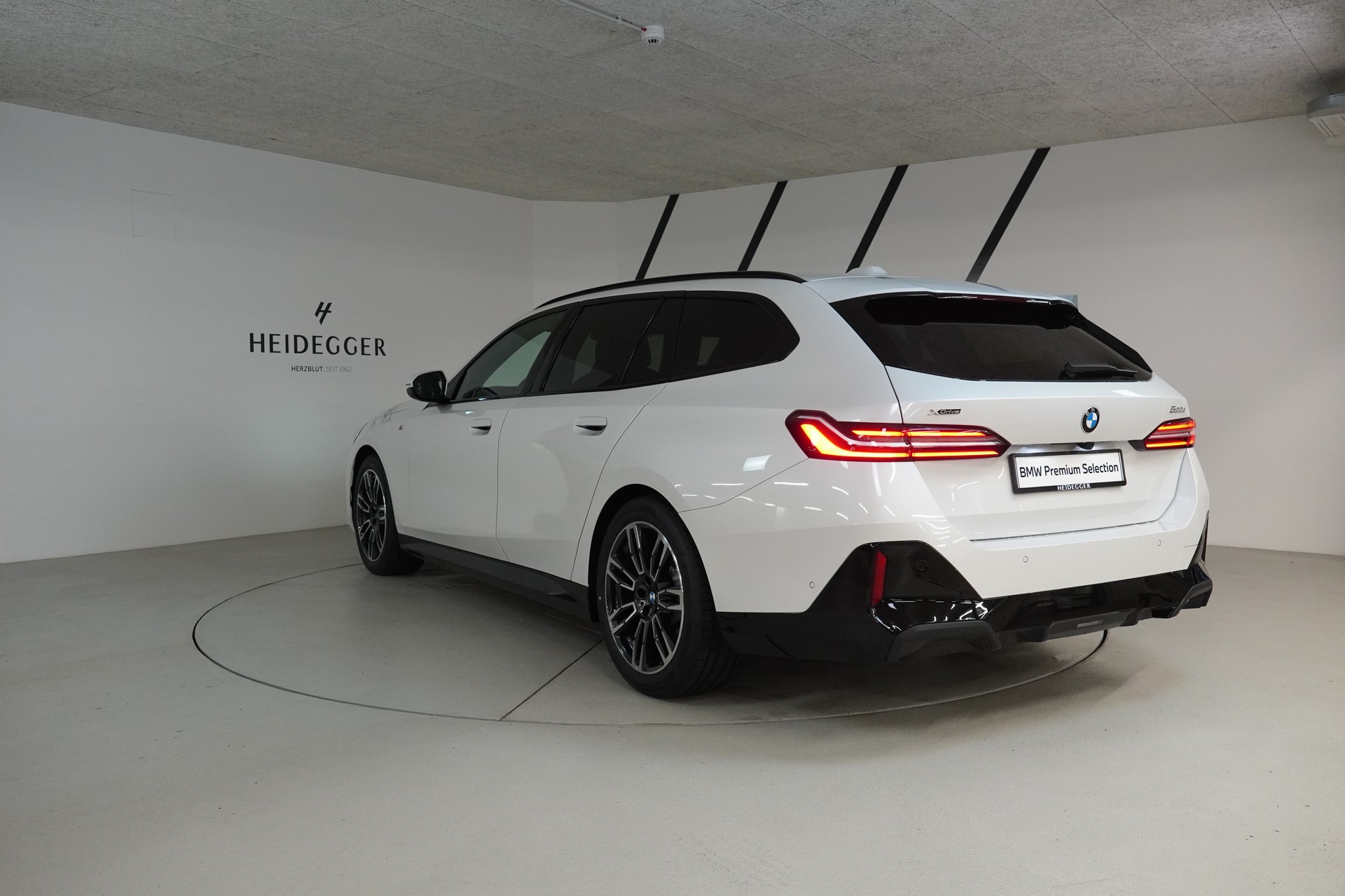 BMW 520d xDrive 48V Touring M Sport Steptronic-image-4