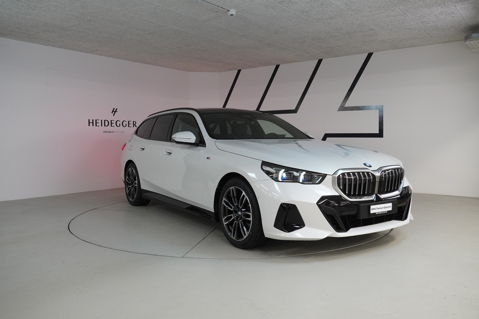 BMW 520d xDrive 48V Touring M Sport Steptronic-image-2