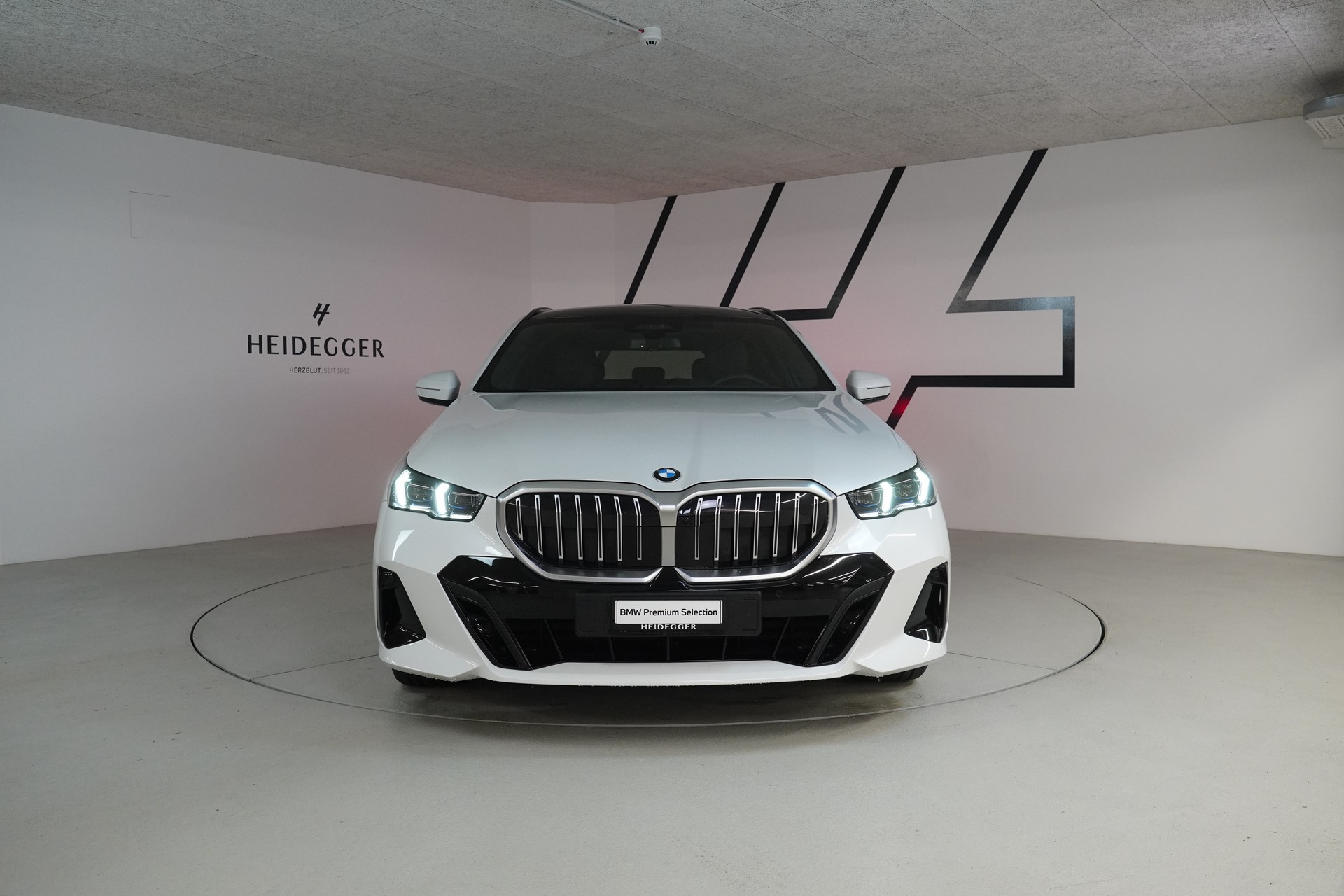 BMW 520d xDrive 48V Touring M Sport Steptronic-image-1