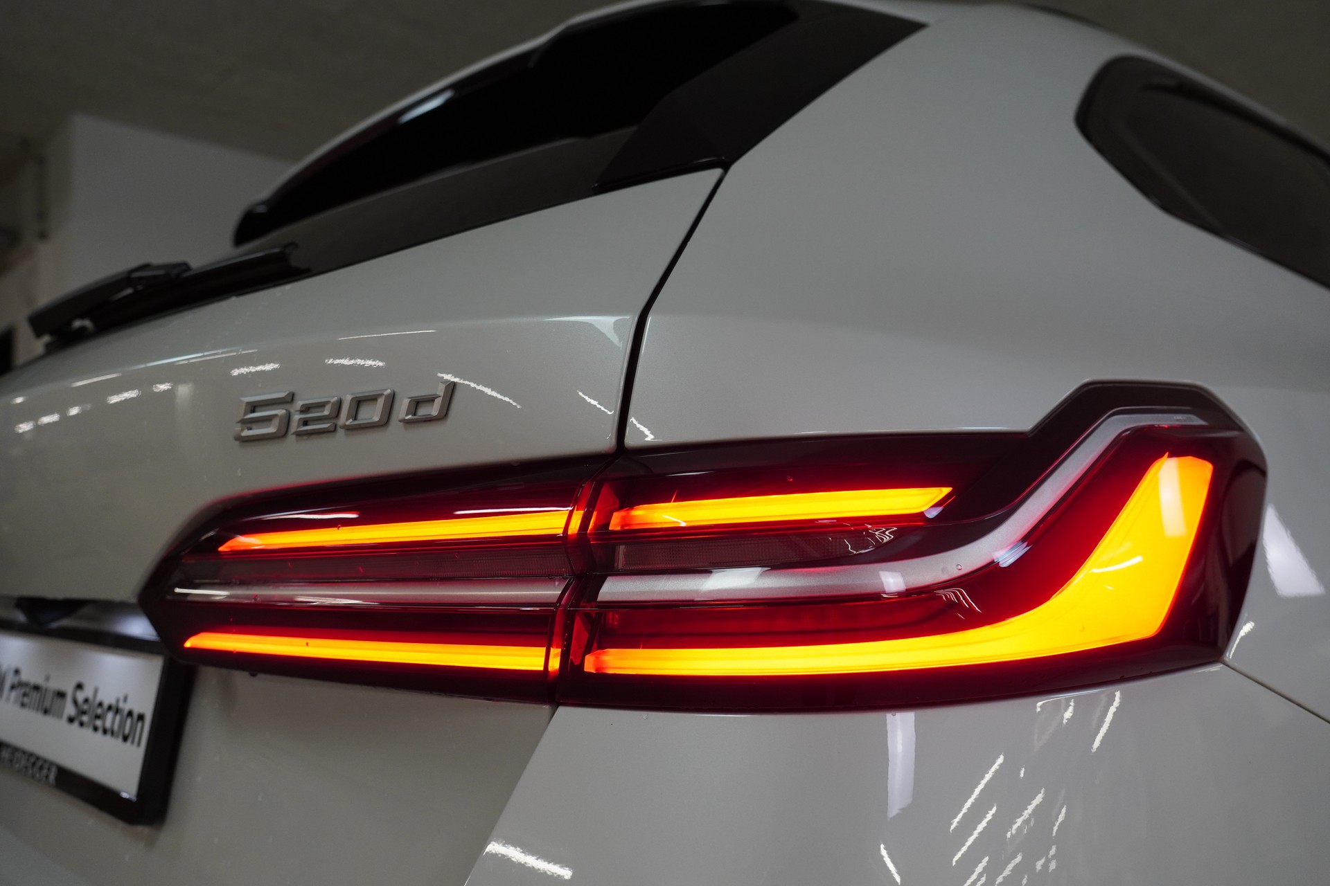 BMW 520d xDrive 48V Touring M Sport Steptronic-image-15
