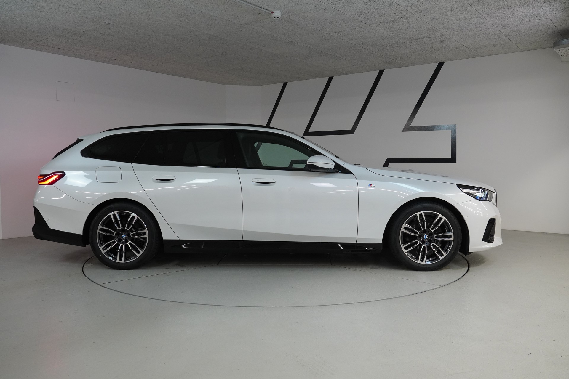 BMW 520d xDrive 48V Touring M Sport Steptronic-image-7