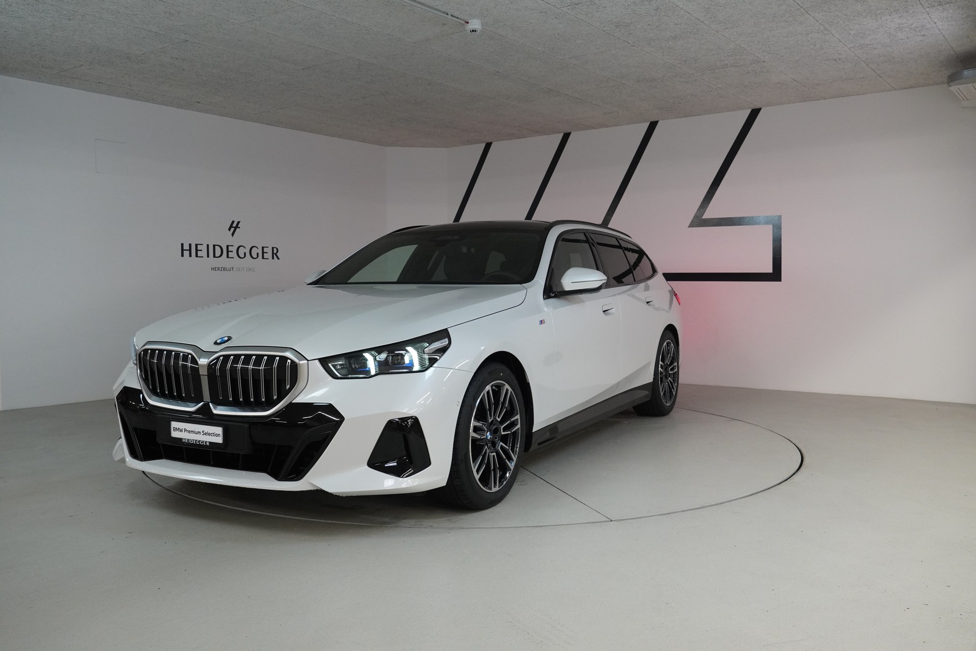BMW 520d xDrive 48V Touring M Sport Steptronic-image-0