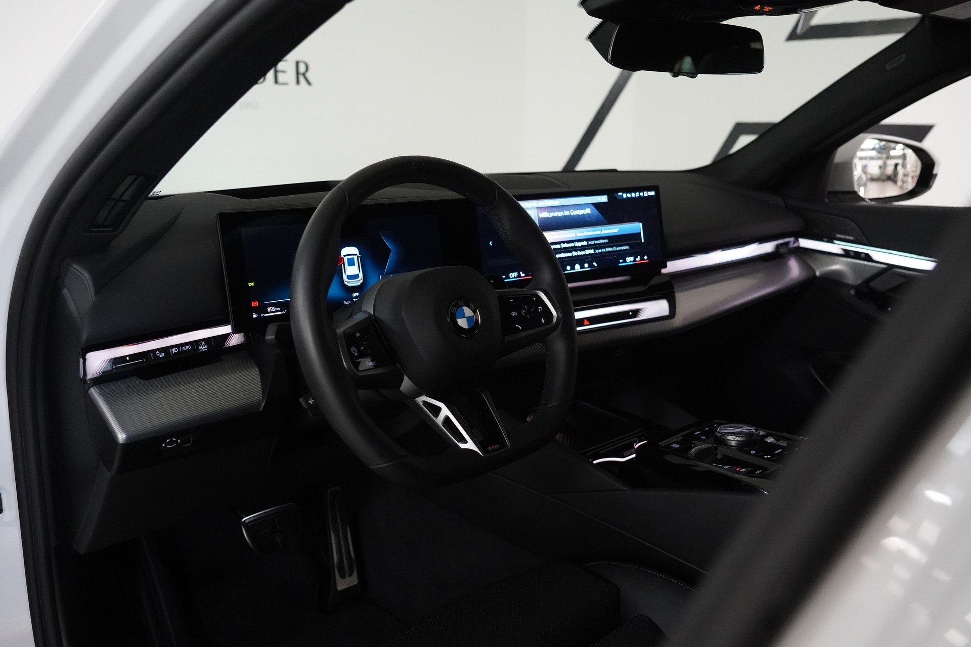 BMW 520d xDrive 48V Touring M Sport Steptronic-image-24